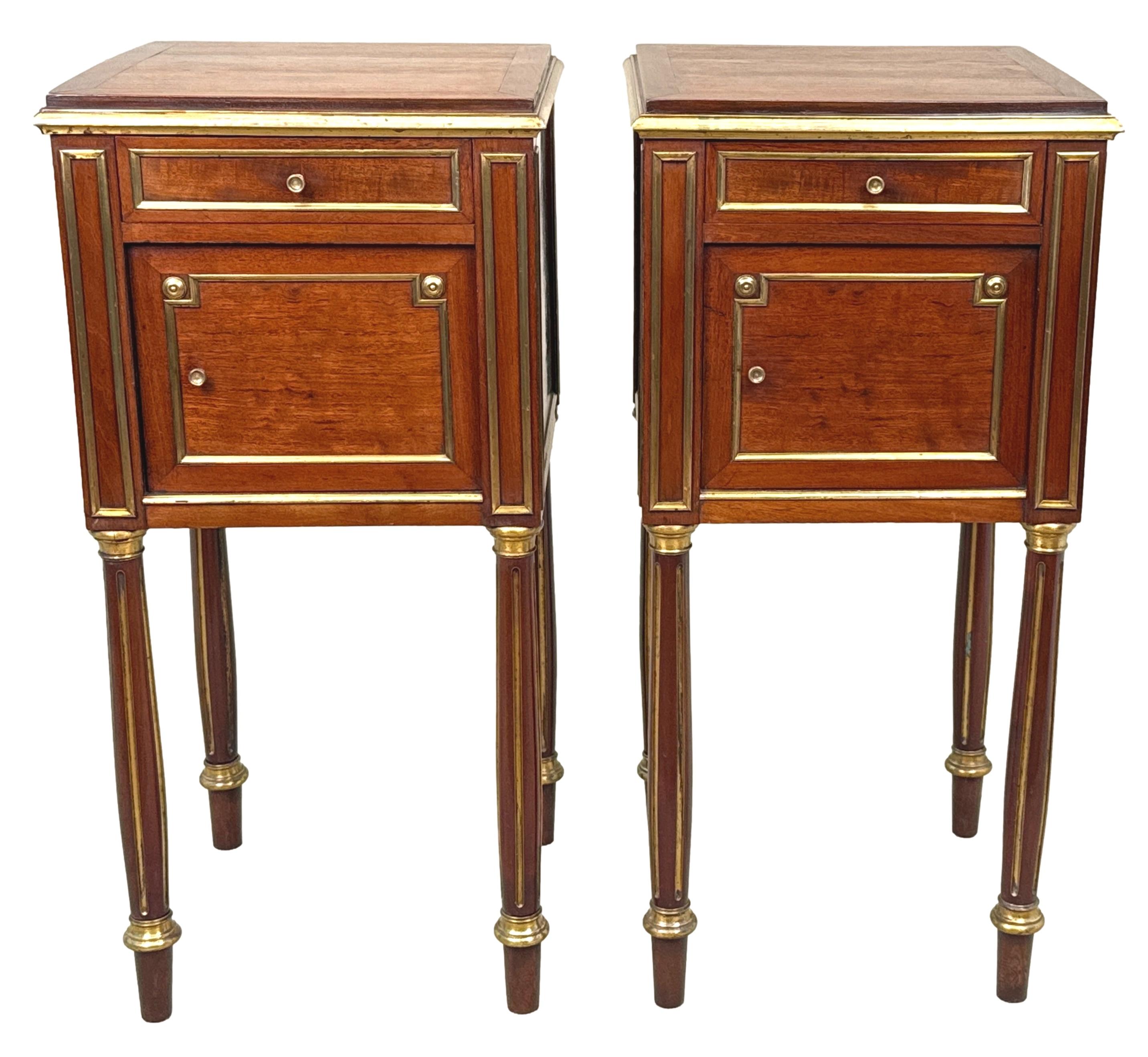 Pareja De Mesillas De Noche De Caoba Francesas Del Siglo XIX en venta 2