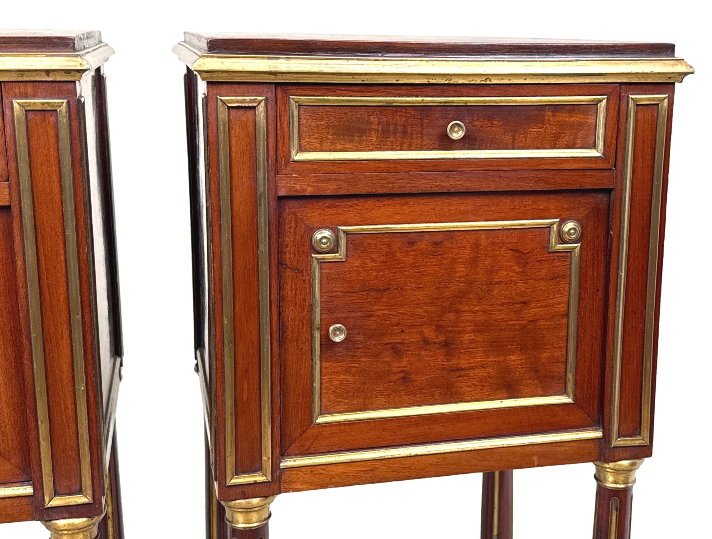 Pareja De Mesillas De Noche De Caoba Francesas Del Siglo XIX en venta 3