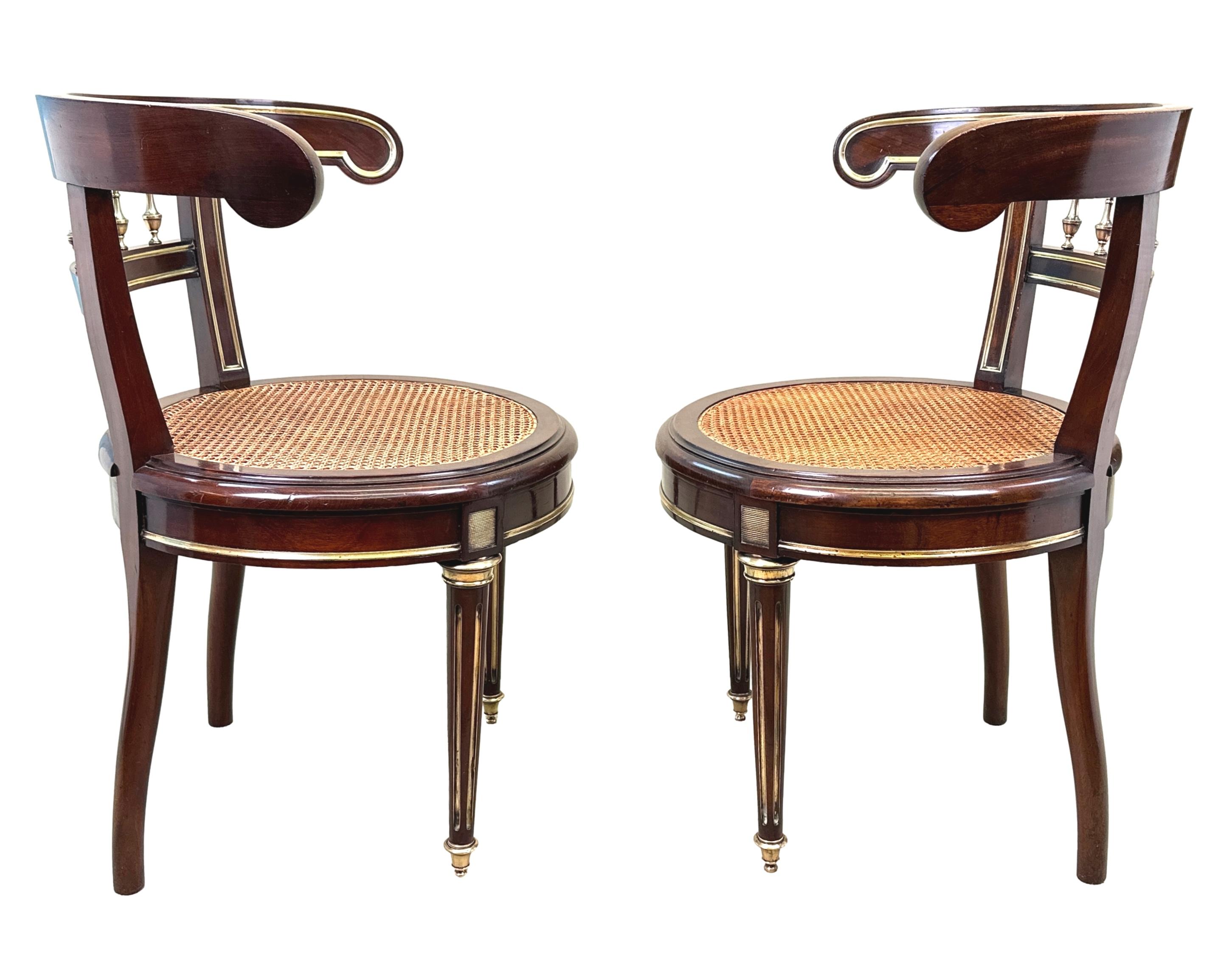 Paire de chaises d'appoint de salon en acajou et laiton de la fin du XIXe siècle, d'époque Napoléon III, d'une qualité exceptionnelle et extrêmement attrayante. Elles sont dotées d'une traverse supérieure incurvée et d'une décoration attrayante à