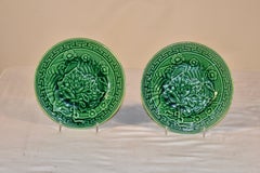 Paar französische Majolika-Teller des 19. Jahrhunderts mit grünen Blättern