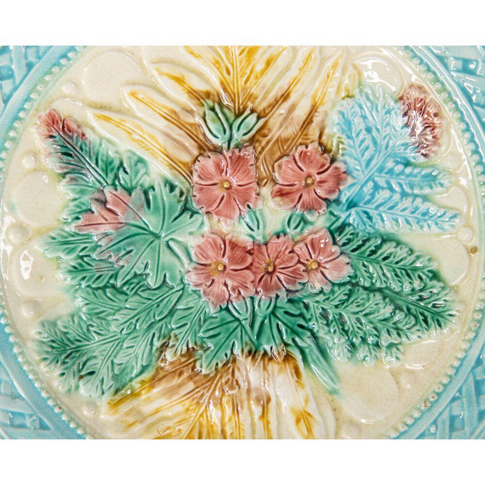 XIXe siècle Paire d'assiettes à feuilles et à fleurs en majolique française du 19ème siècle en vente