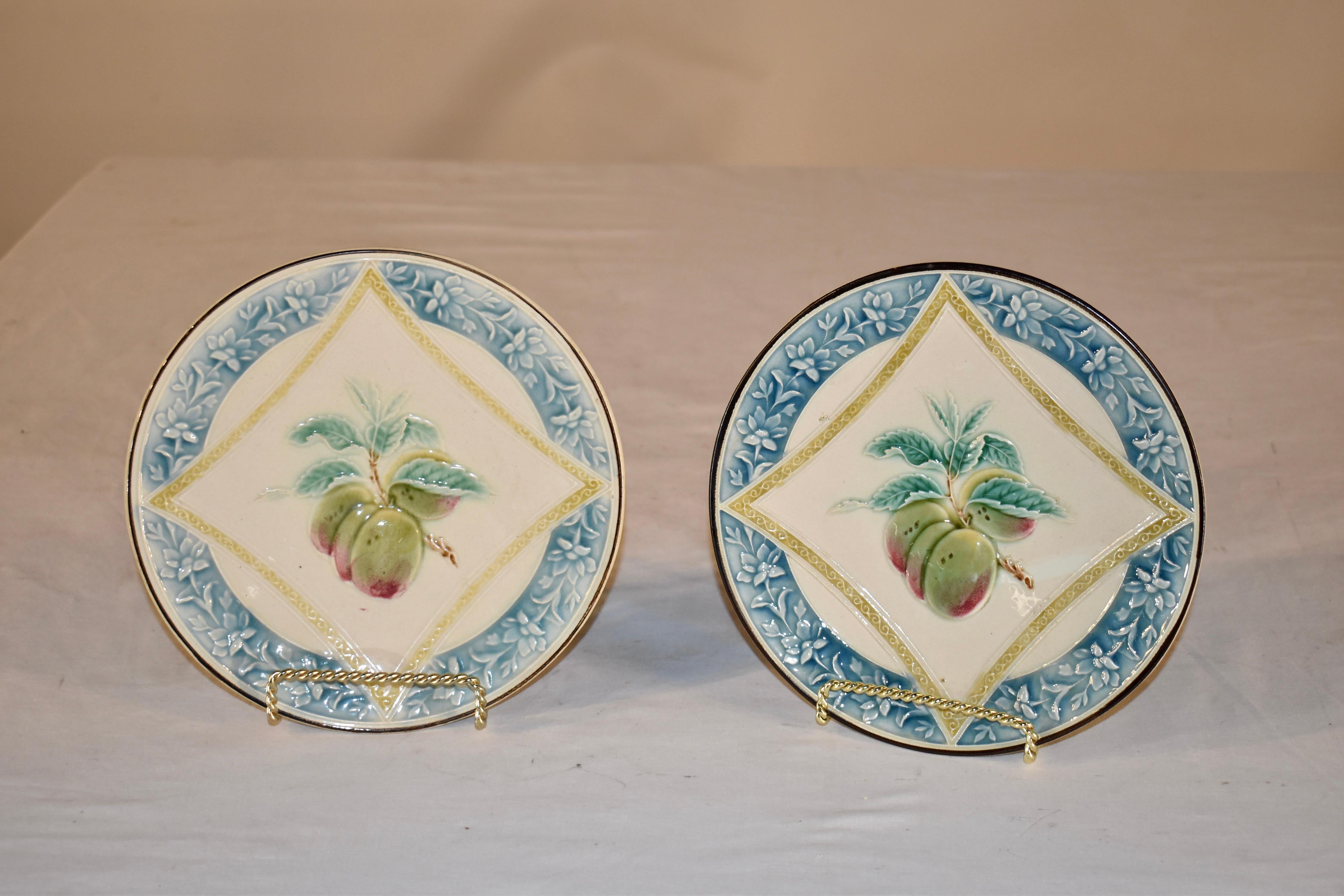 Paar Majolikateller aus dem späten 19. Jahrhundert aus Frankreich.  Die Teller haben einen handgemalten Rand, gefolgt von einem Band aus eingeprägten Blumen, die in einem schönen Blau glasiert sind und eine rautenförmige zentrale Kartusche umgeben,