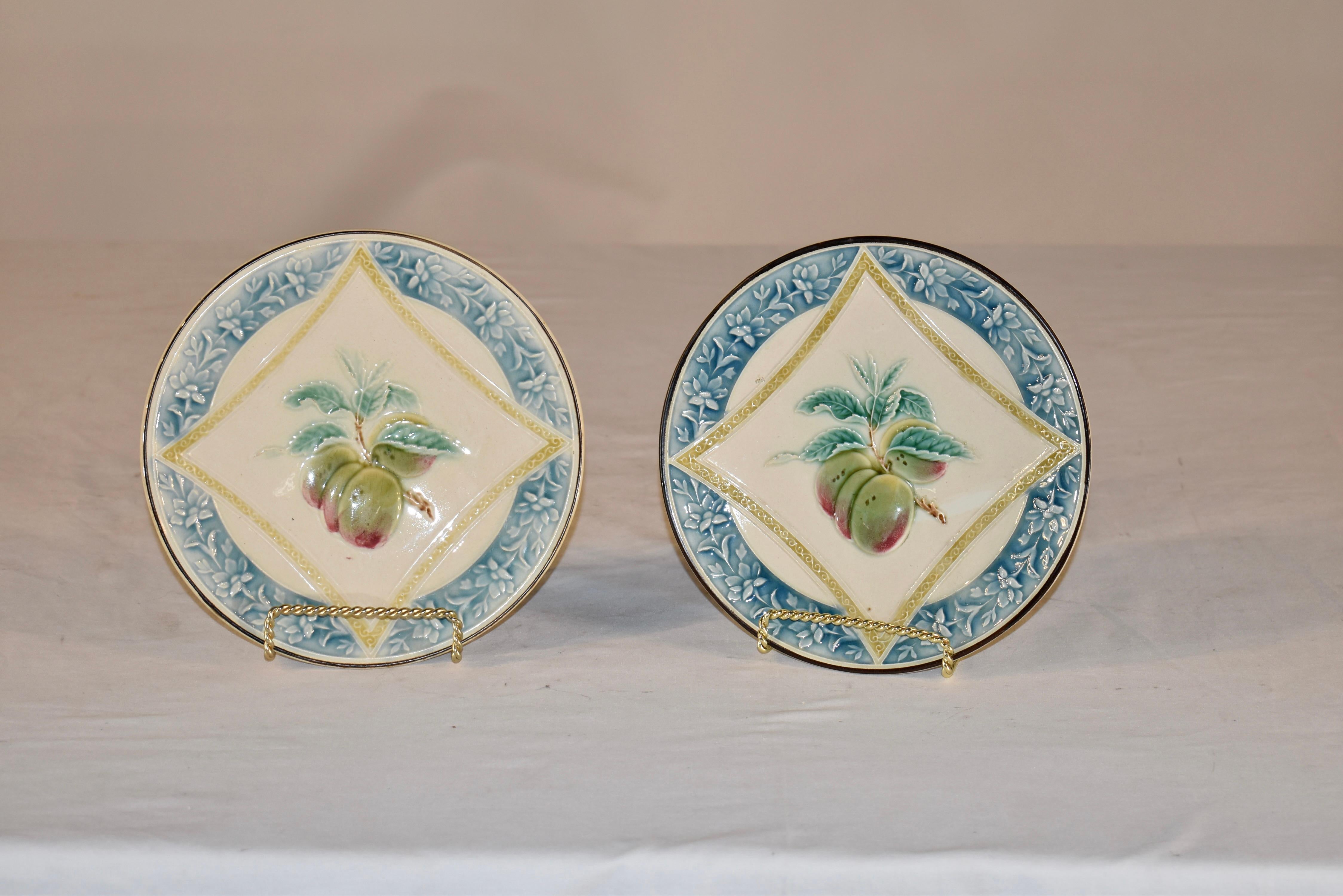 Paar französische Majolika-Teller des 19. (Französisch) im Angebot