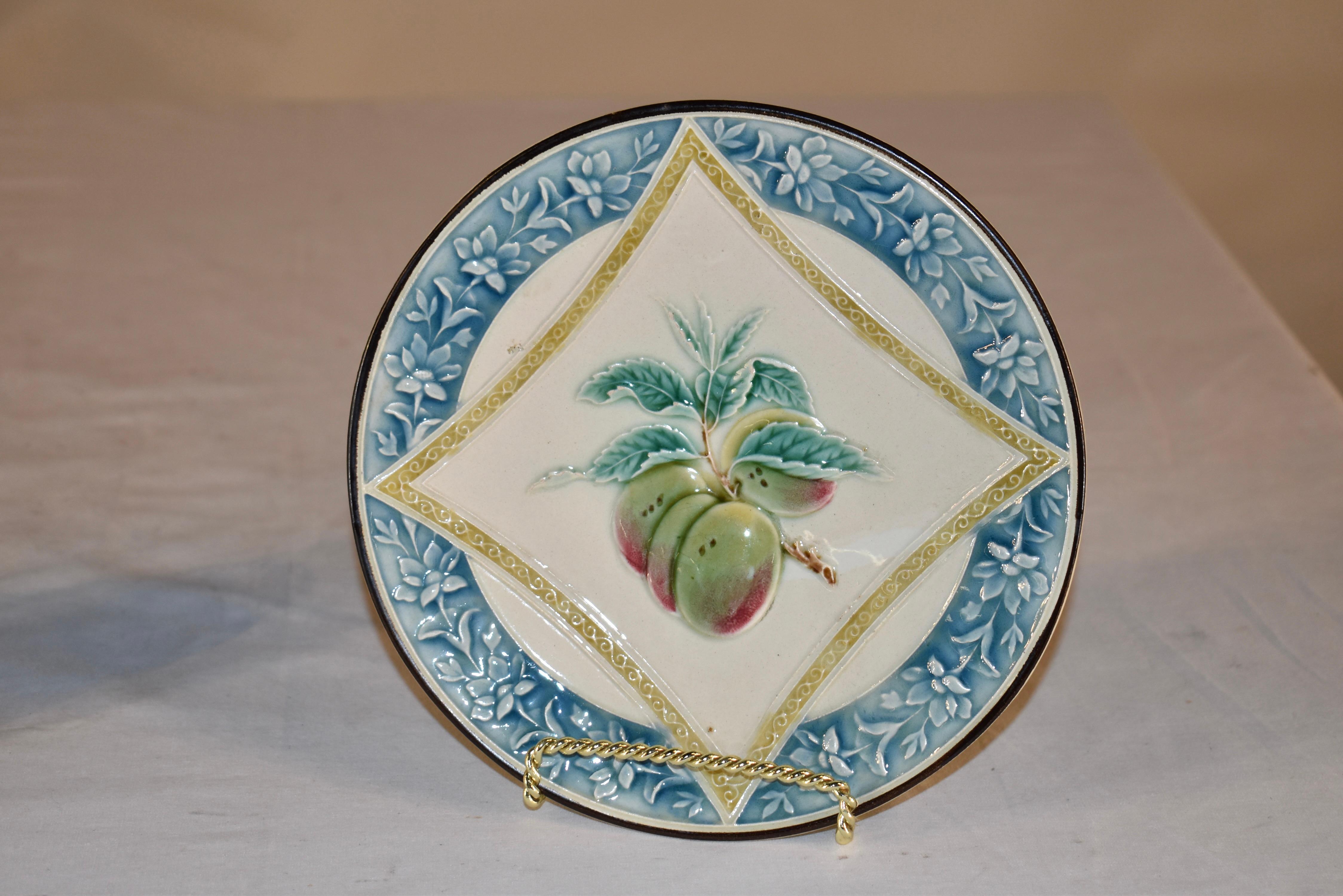 Paar französische Majolika-Teller des 19. (Glasiert) im Angebot