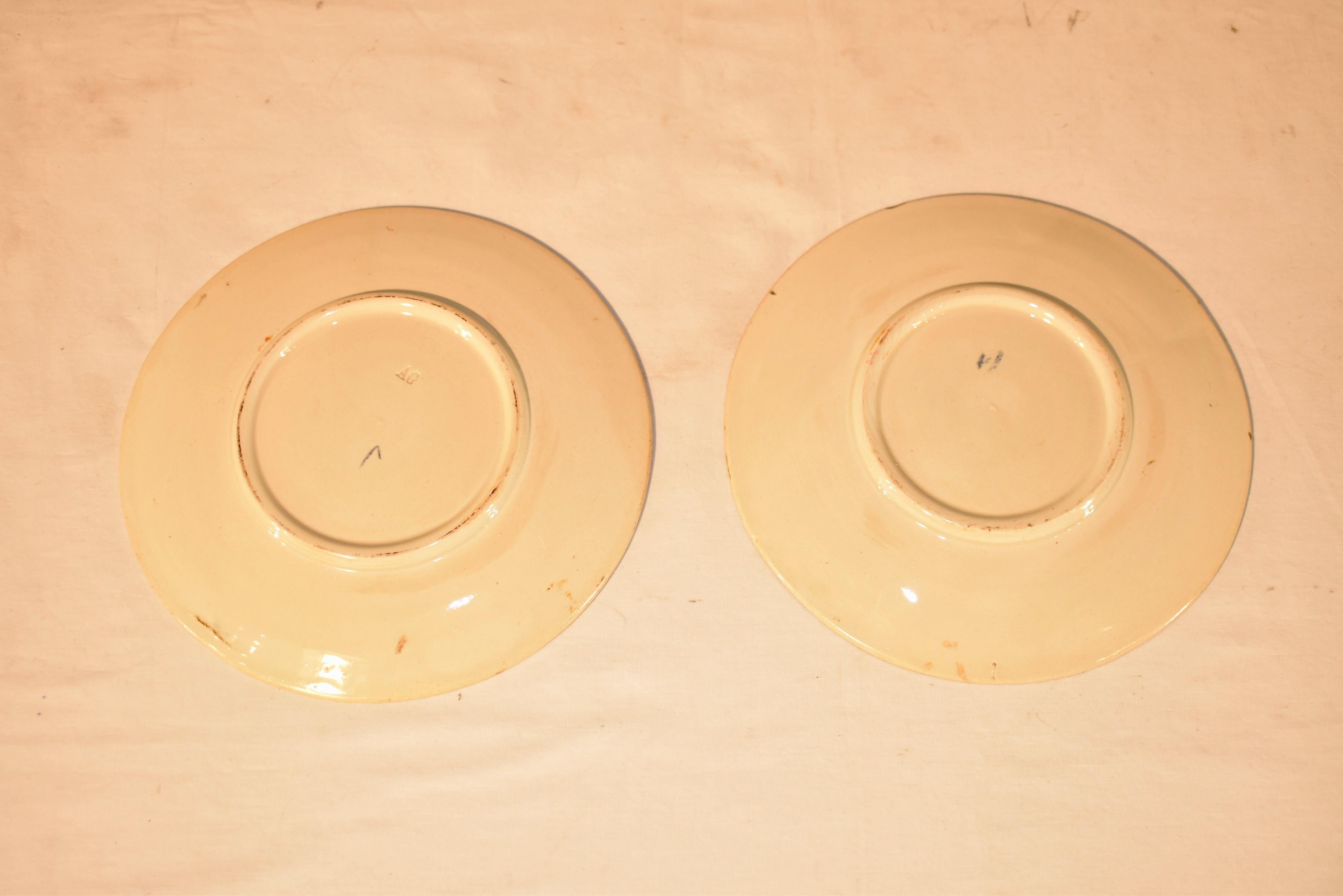 Paar französische Majolika-Teller des 19. (19. Jahrhundert) im Angebot