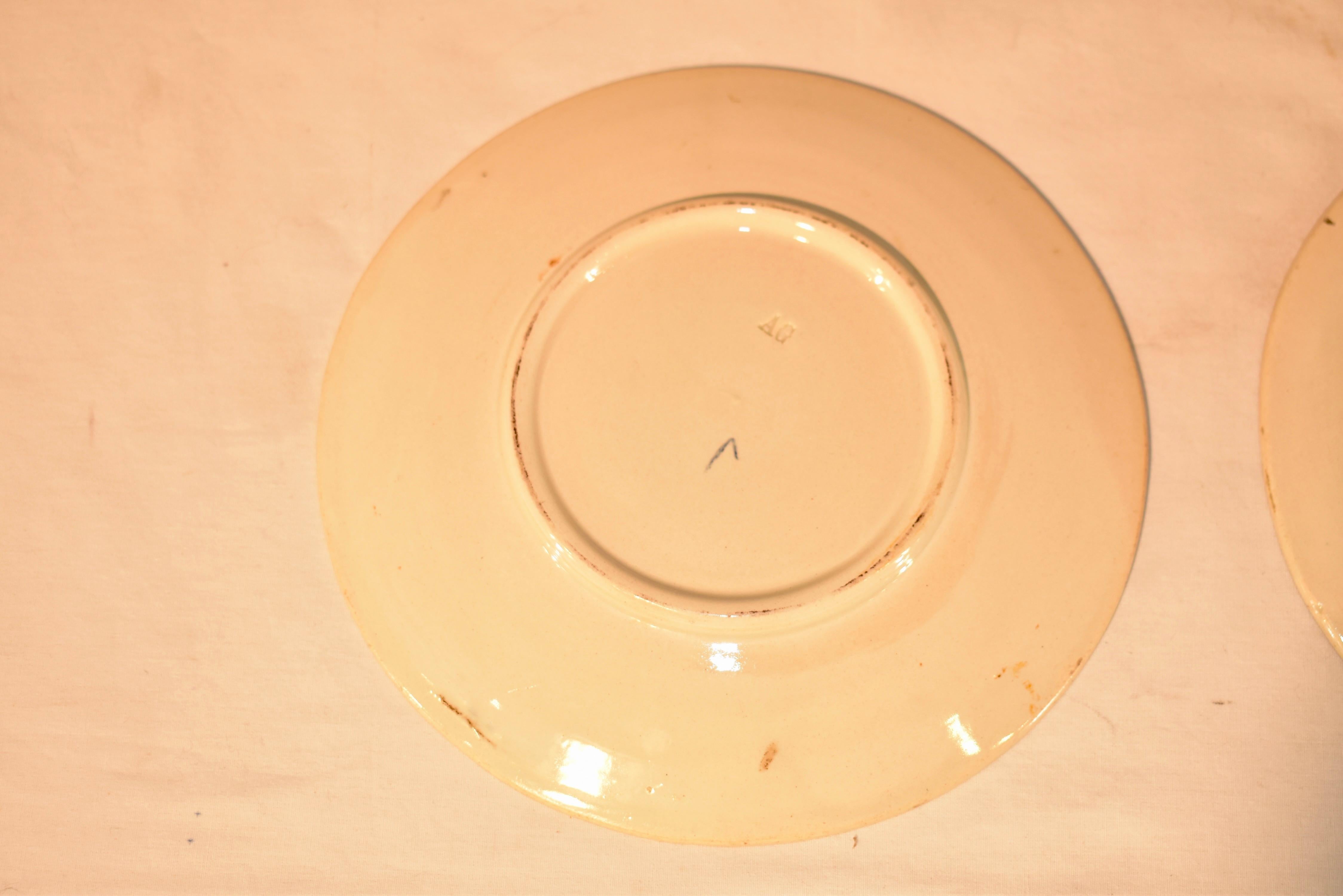 Paar französische Majolika-Teller des 19. (Keramik) im Angebot