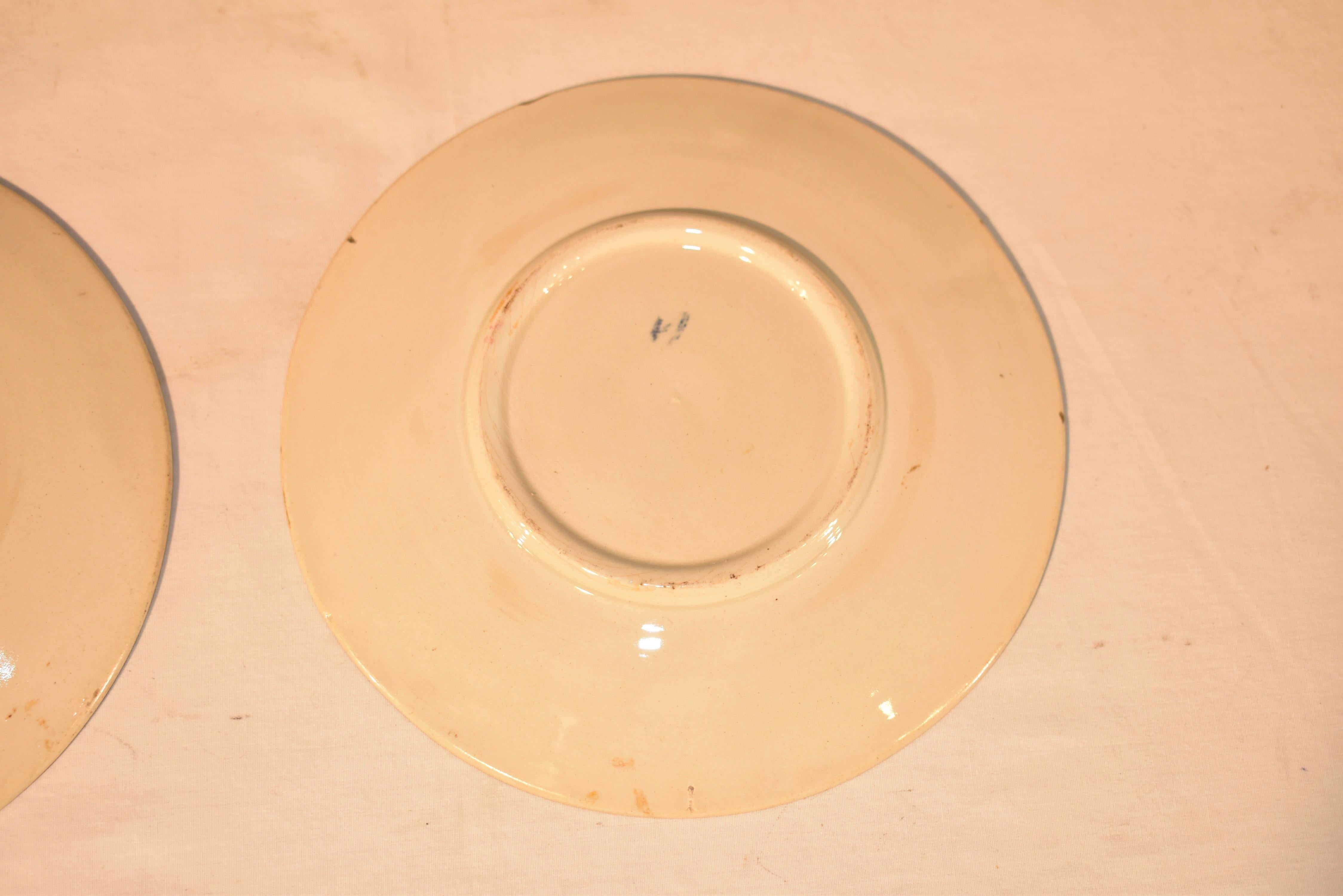 Paar französische Majolika-Teller des 19. im Angebot 1