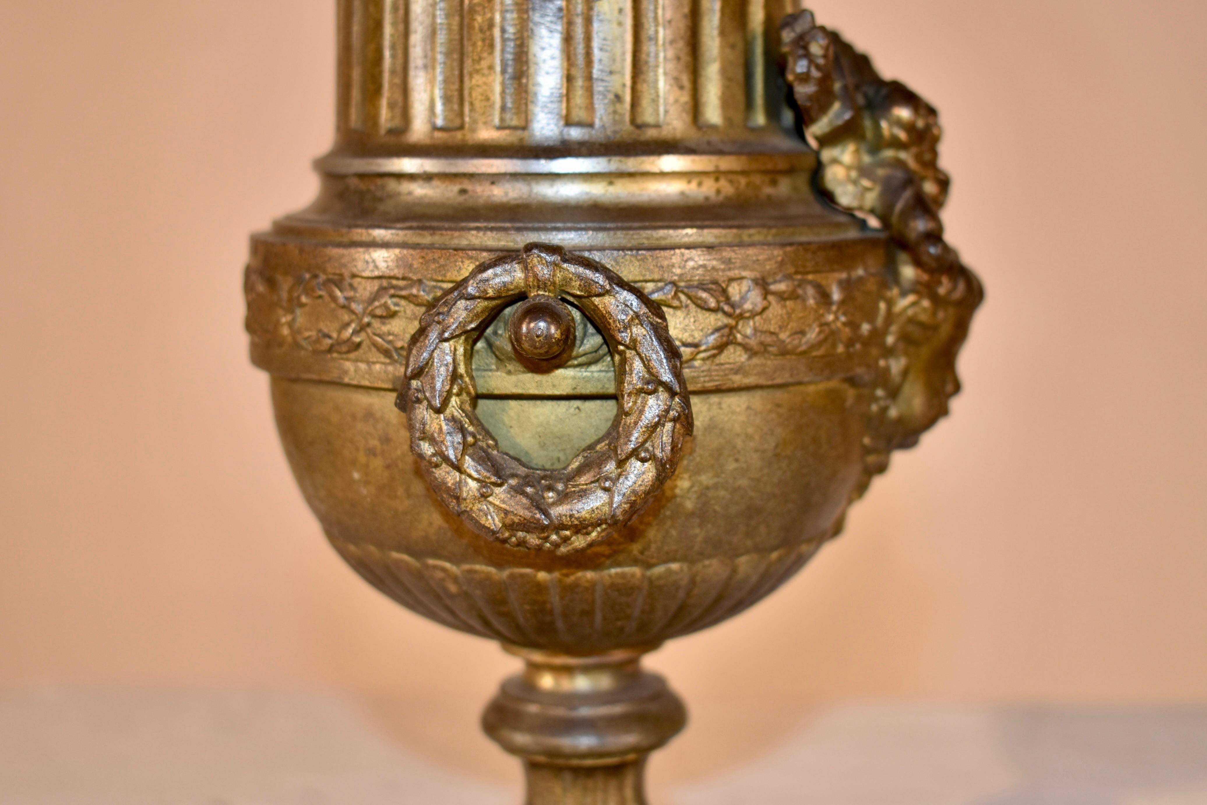 Pair of 19th Century French Mantle Urns en venta 4