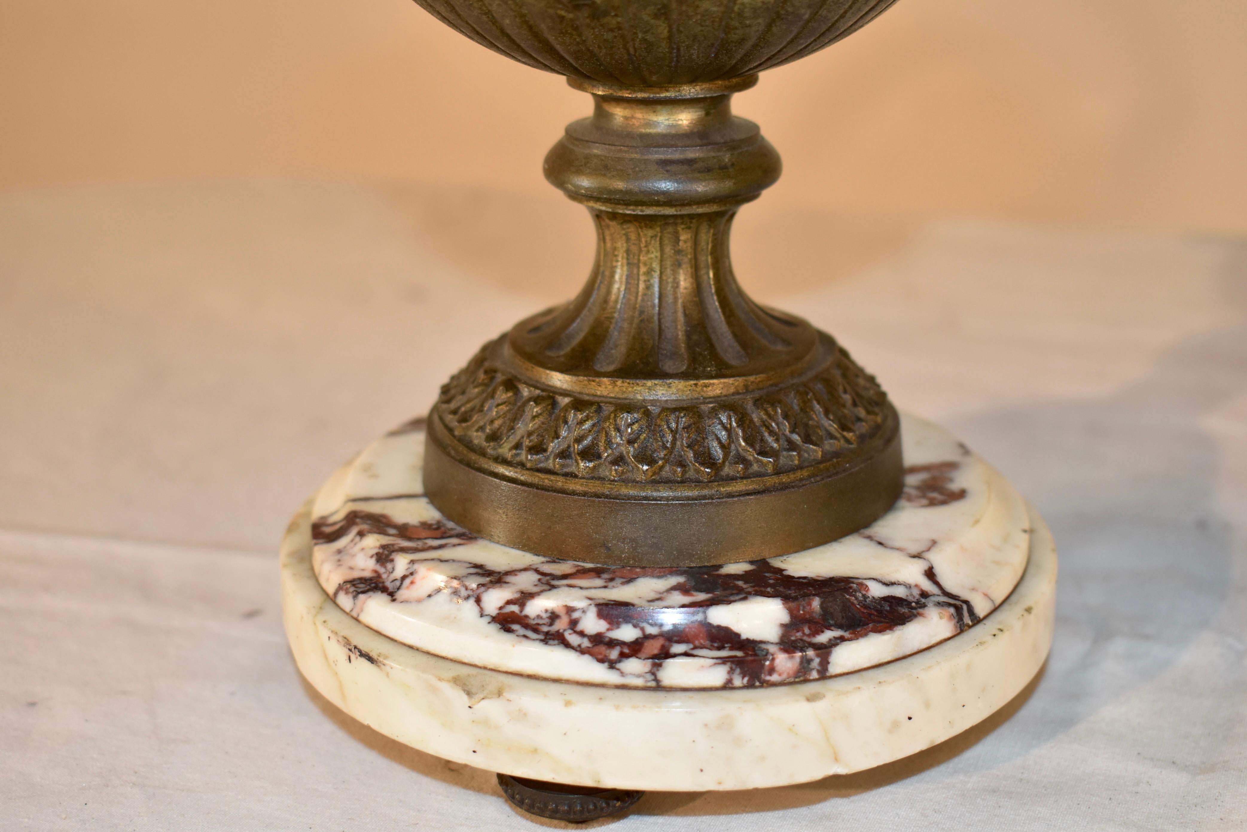 Pair of 19th Century French Mantle Urns en venta 10