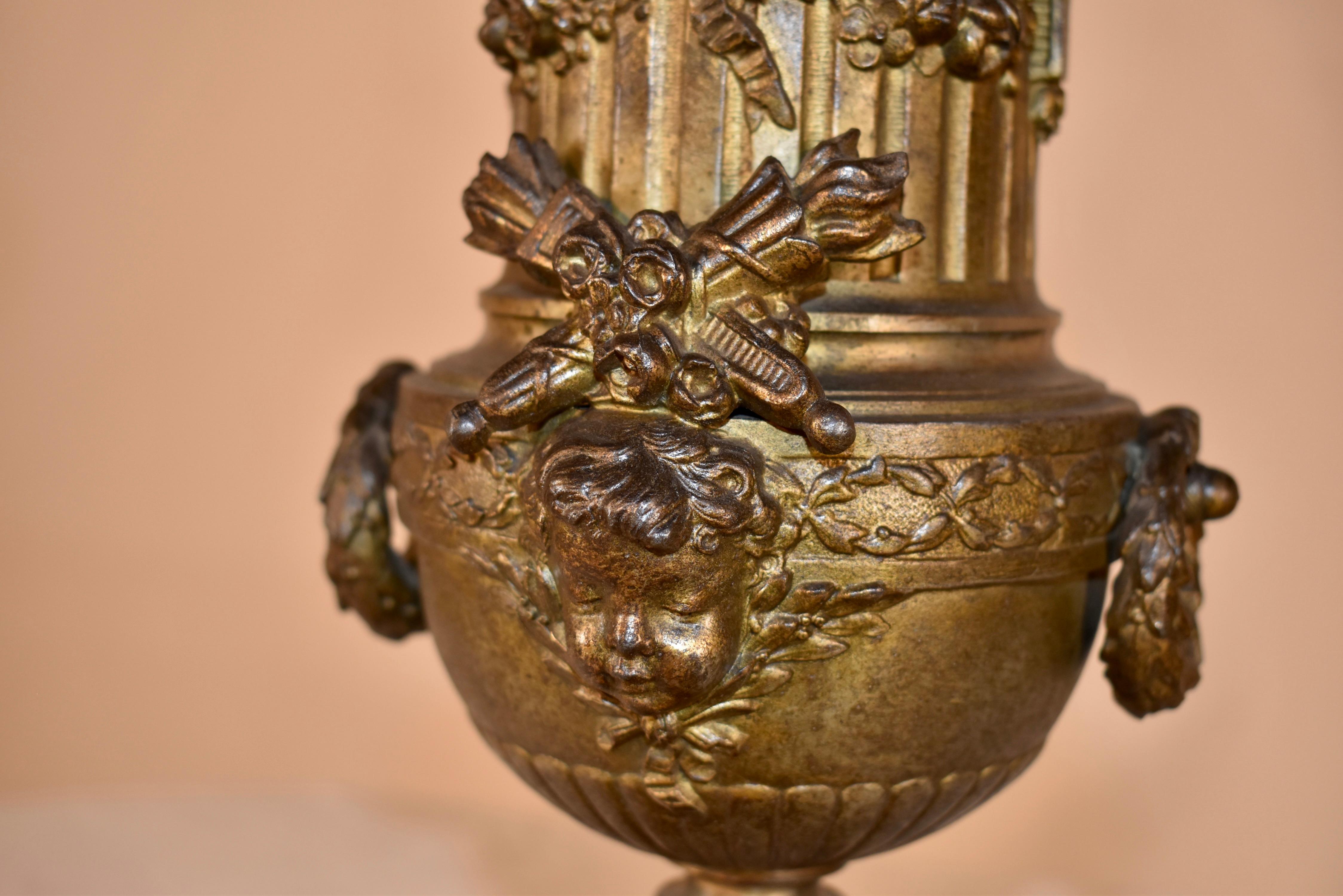Pair of 19th Century French Mantle Urns en venta 11