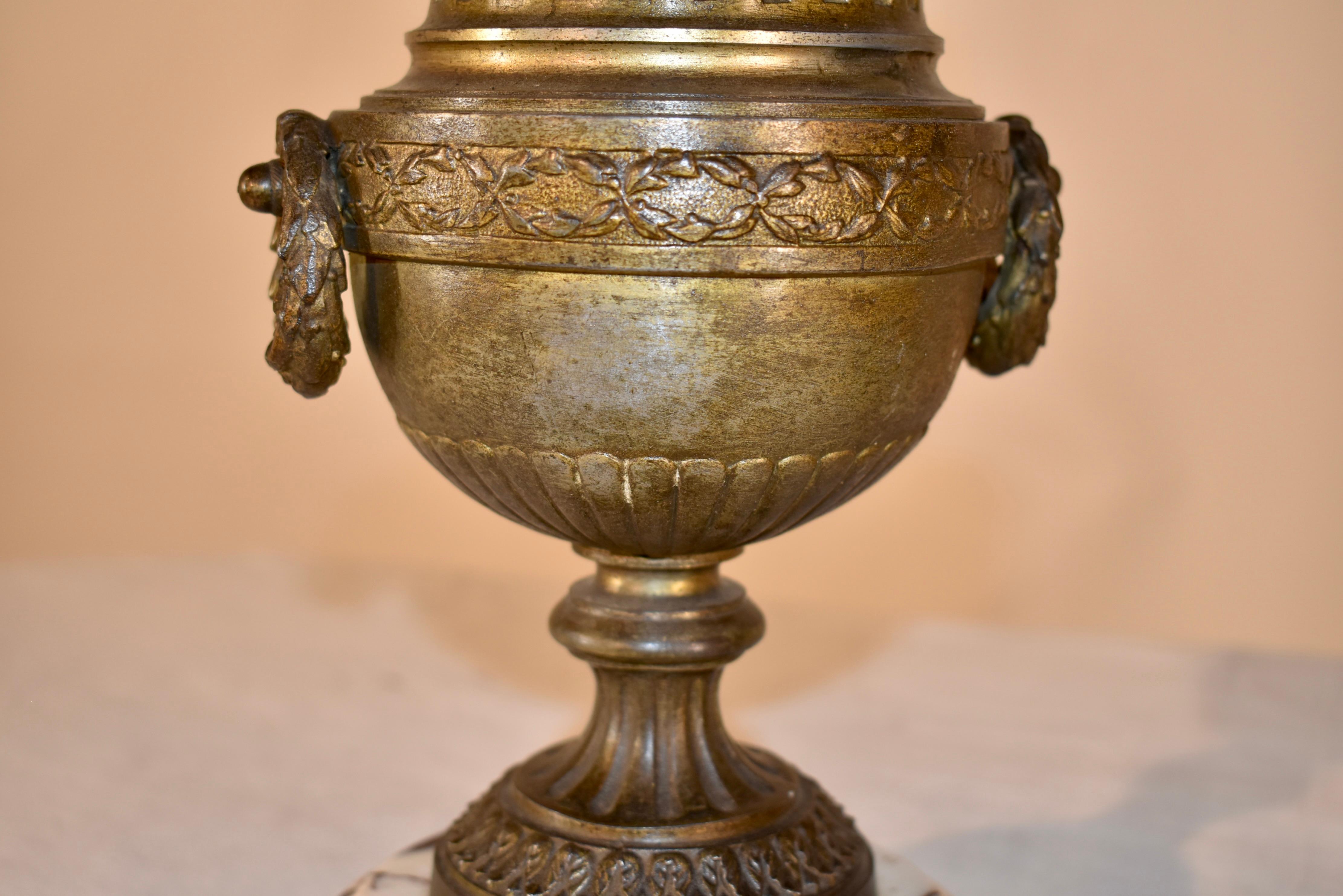 Pair of 19th Century French Mantle Urns en venta 12