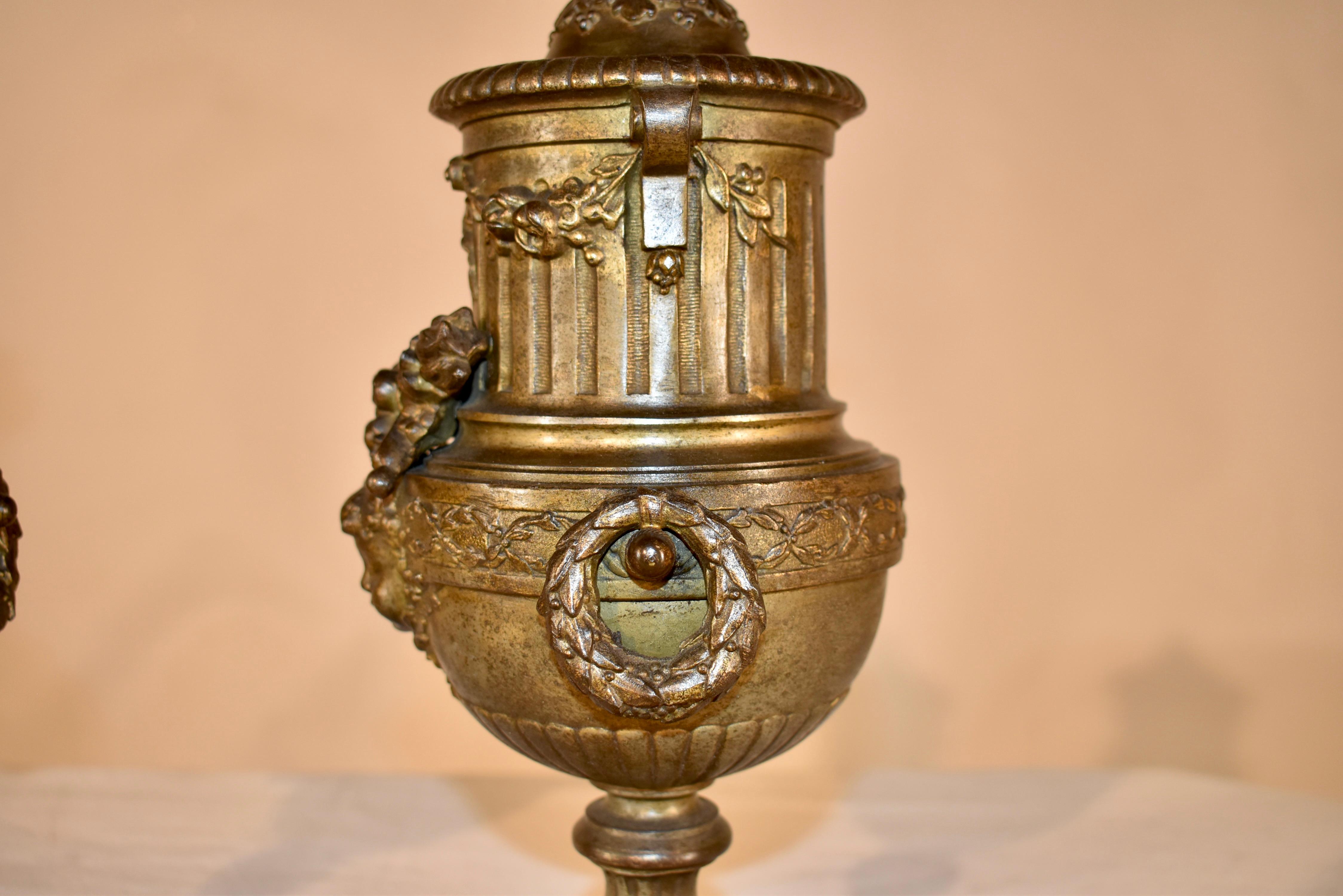 Pair of 19th Century French Mantle Urns en venta 13