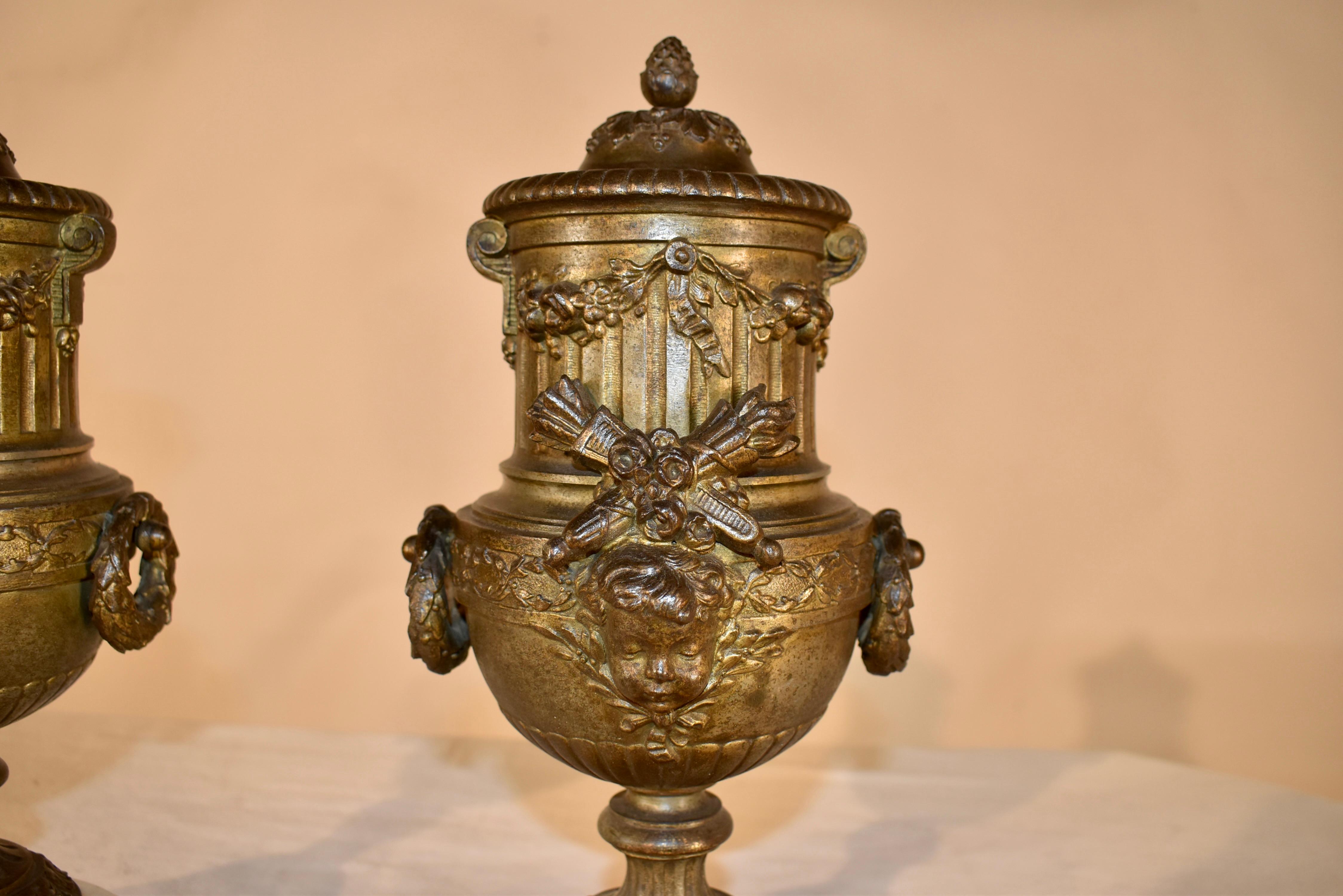 Pair of 19th Century French Mantle Urns en venta 14