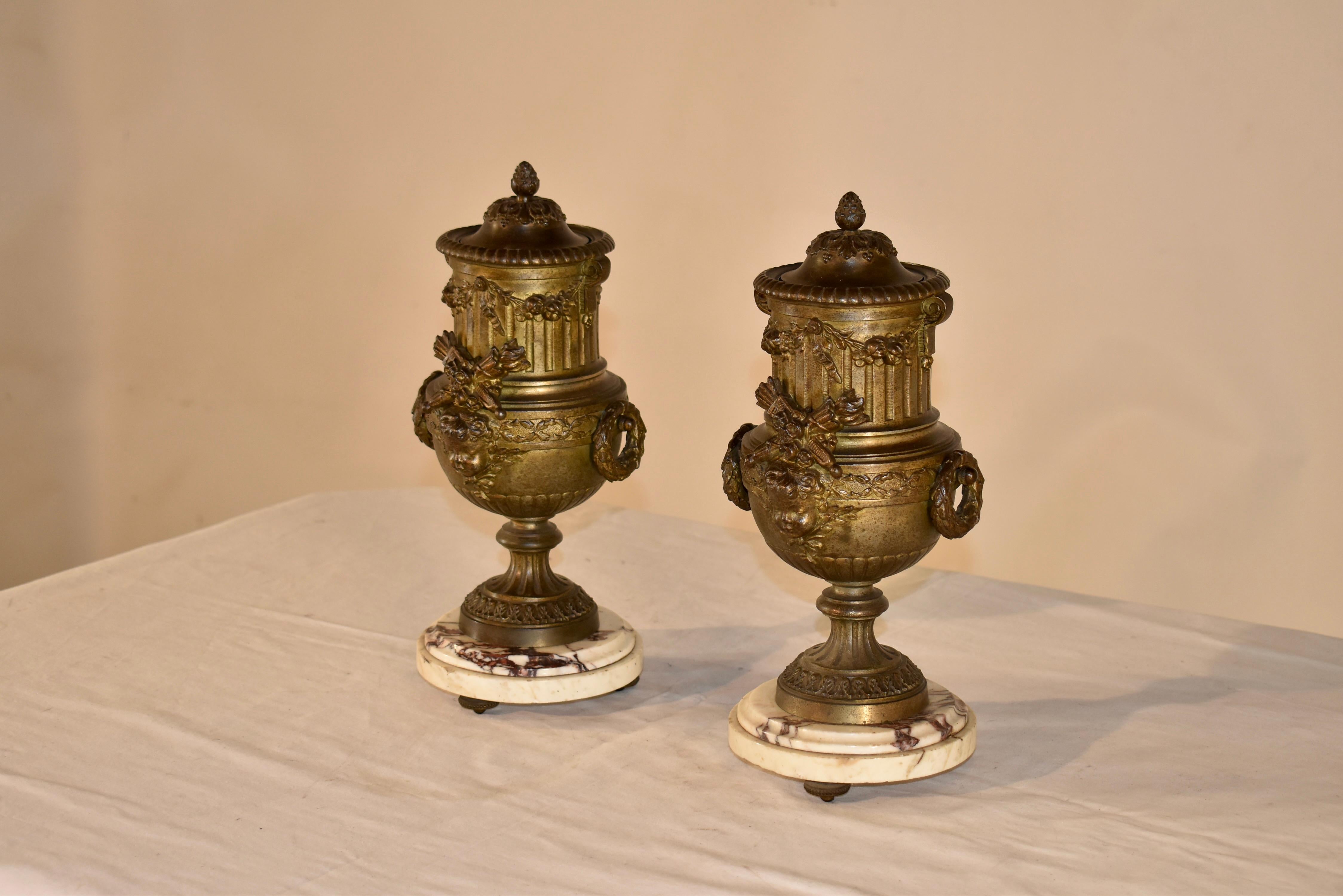 Pair of 19th Century French Mantle Urns Francés en venta