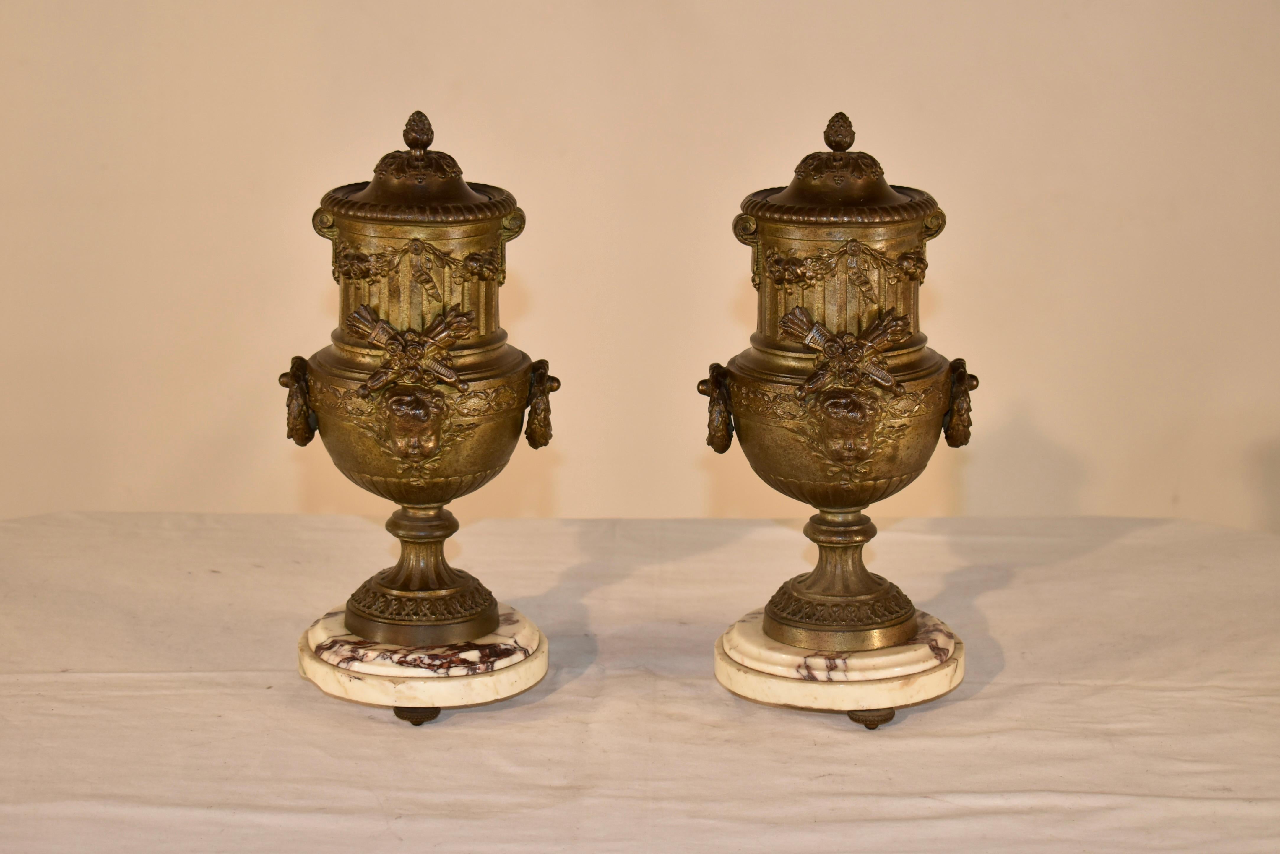 Pair of 19th Century French Mantle Urns en Bueno estado para la venta en High Point, NC