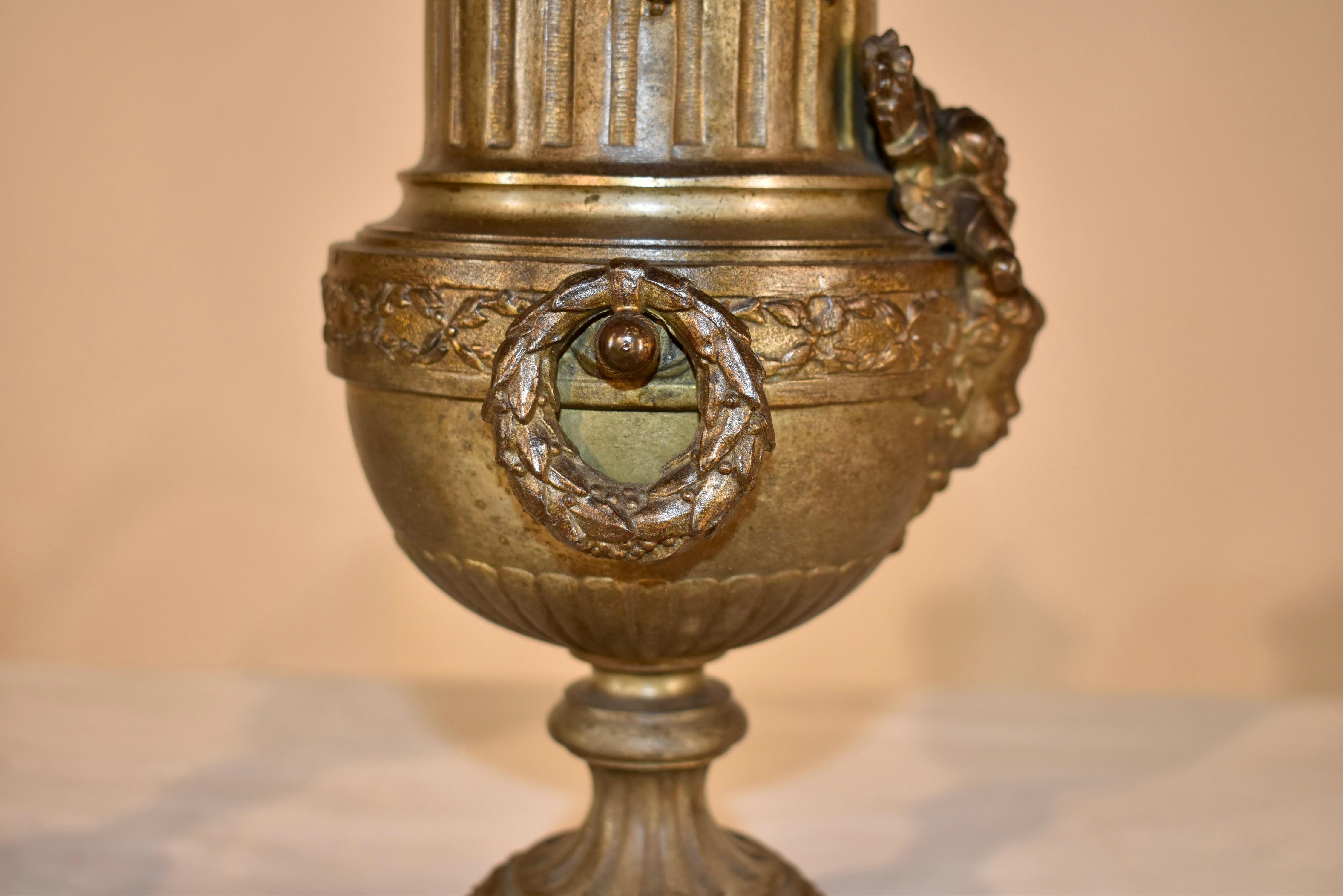 Pair of 19th Century French Mantle Urns siglo XIX en venta
