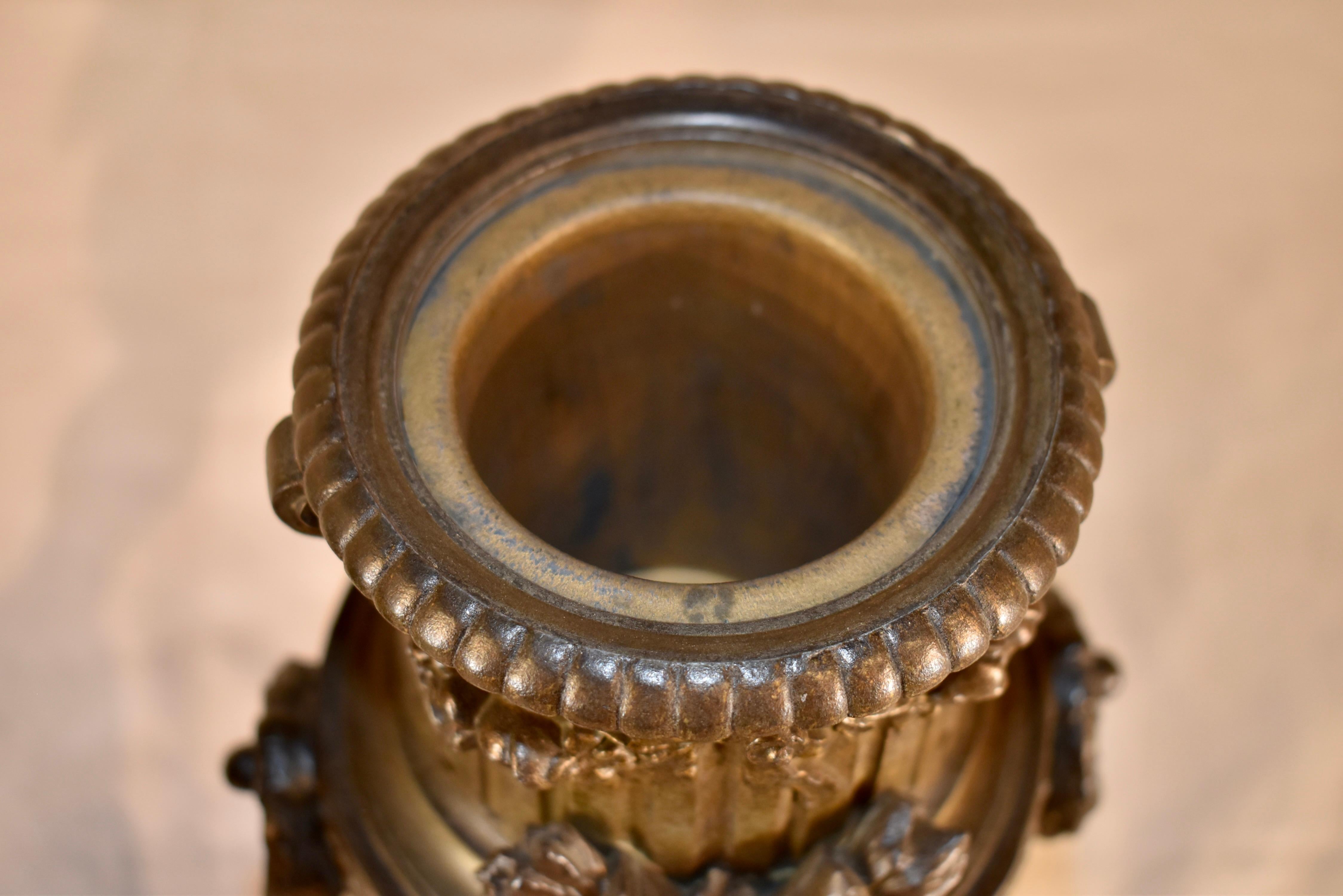 Pair of 19th Century French Mantle Urns en venta 1