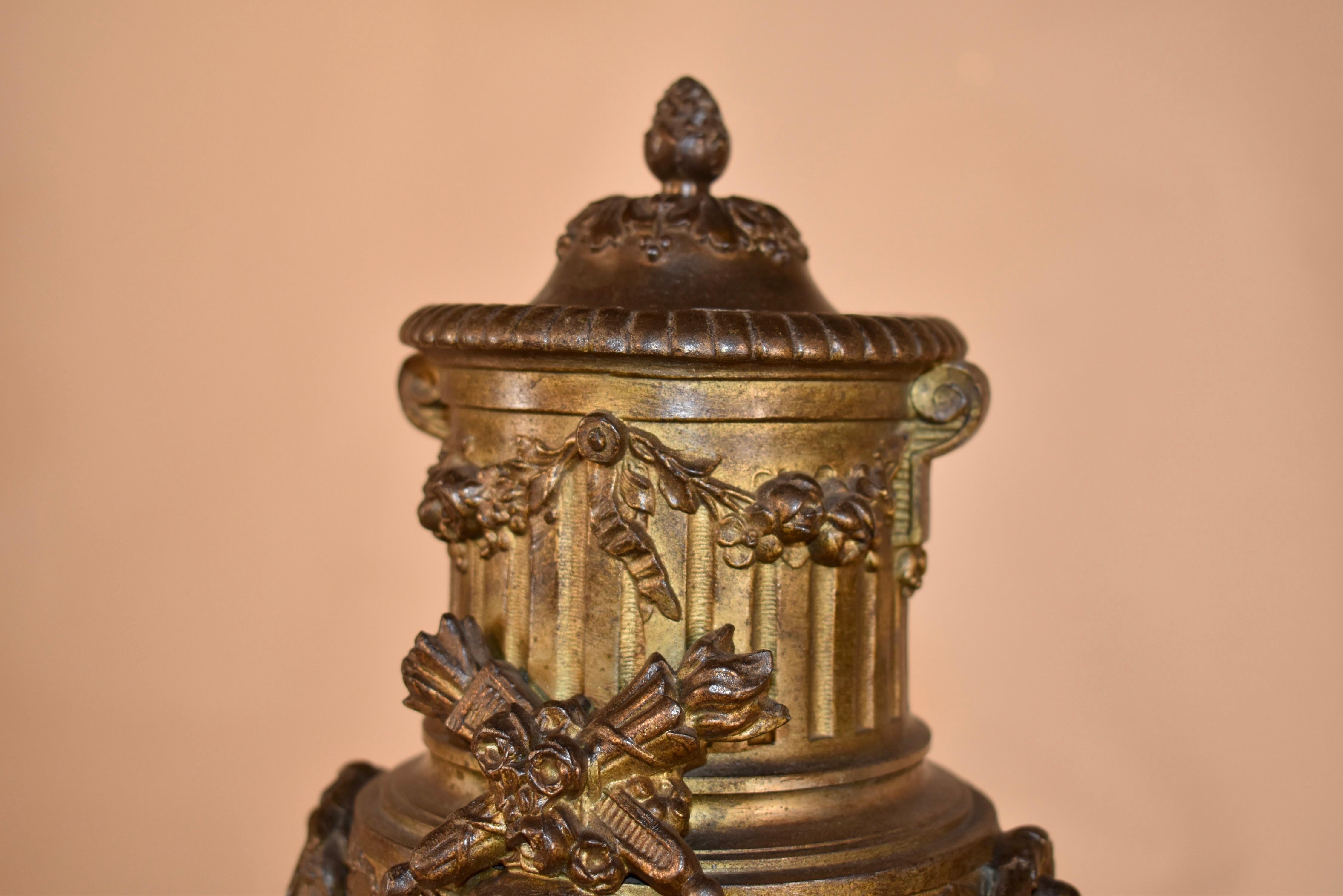 Pair of 19th Century French Mantle Urns en venta 2
