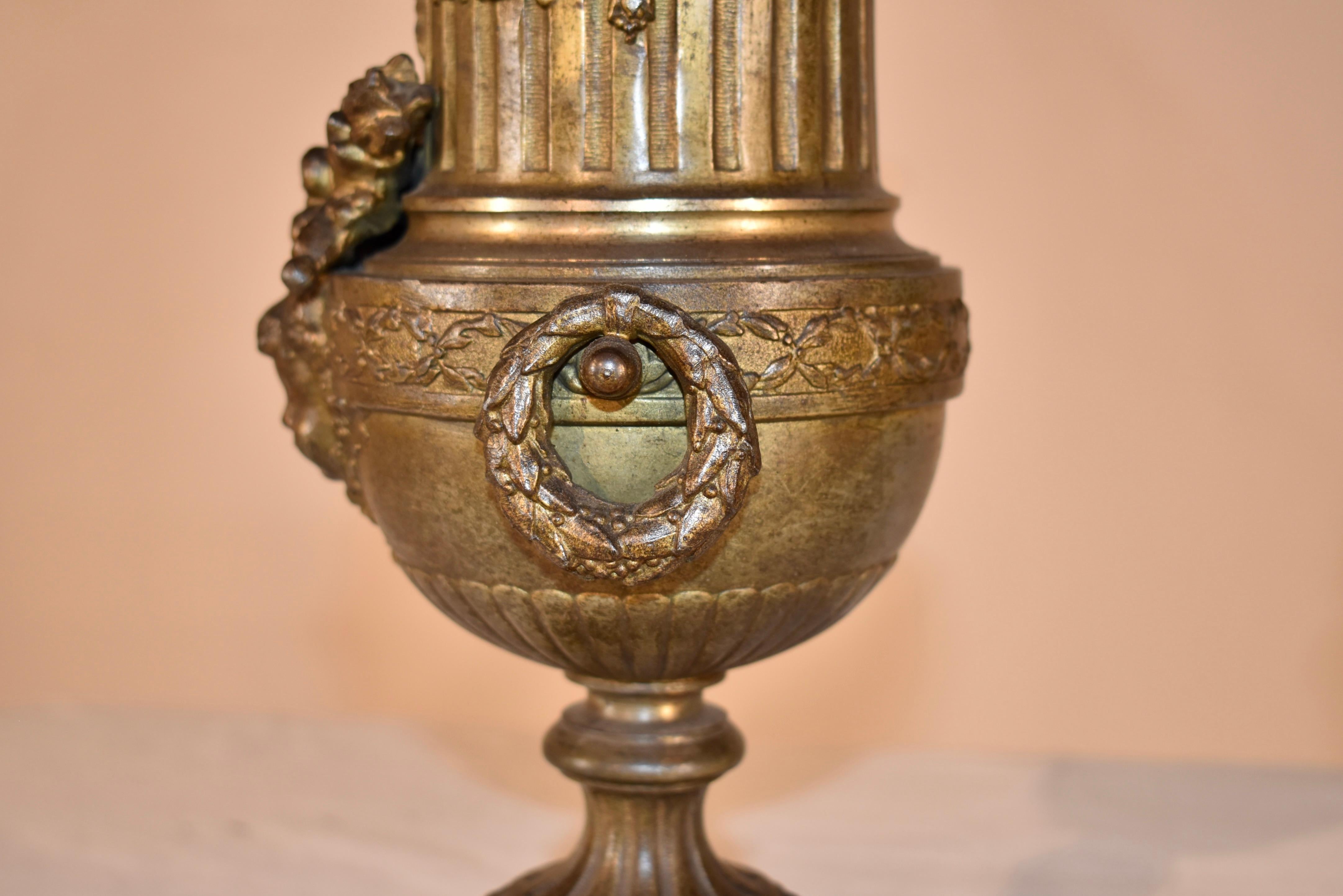 Pair of 19th Century French Mantle Urns en venta 3