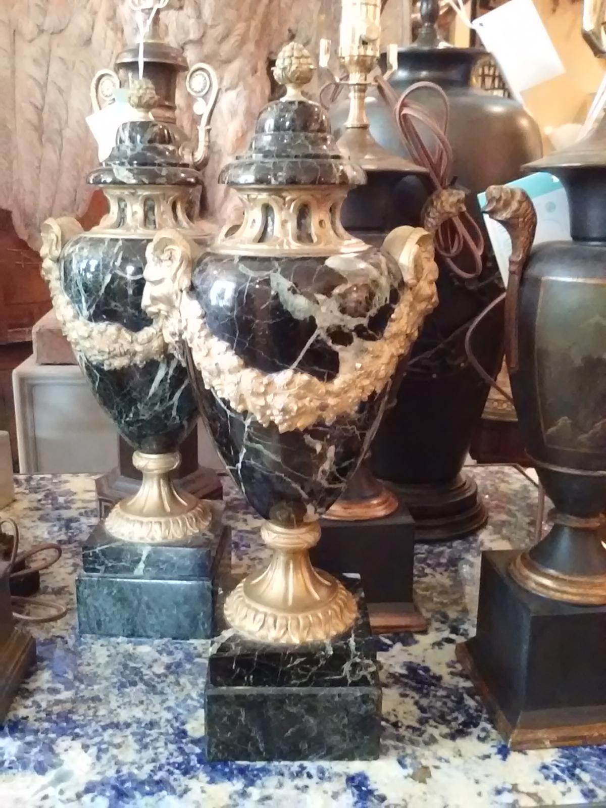 Paire de Cassolettes en marbre français du 19ème siècle avec des montures en bronze doré
de la meilleure qualité. 
D'une importante propriété d'Atlanta.
