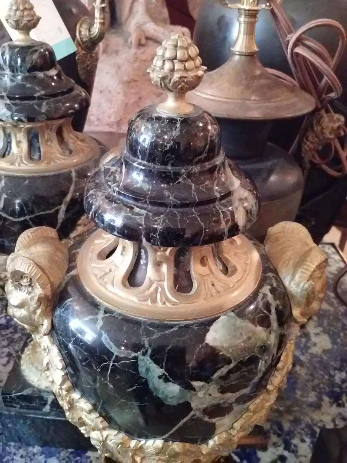 Français Paire de cassolettes en marbre français du 19ème siècle avec montures en bronze doré