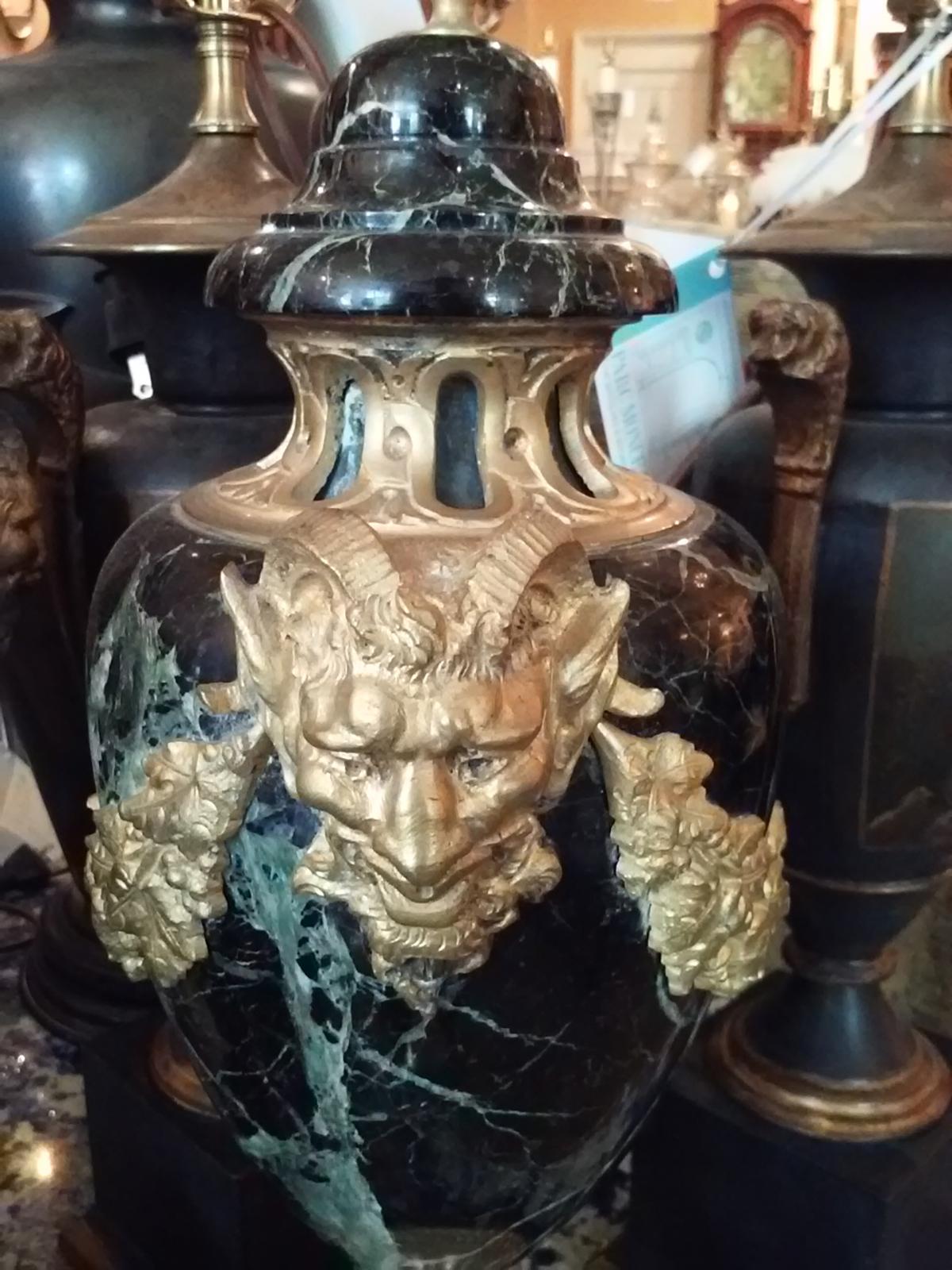 Doré Paire de cassolettes en marbre français du 19ème siècle avec montures en bronze doré