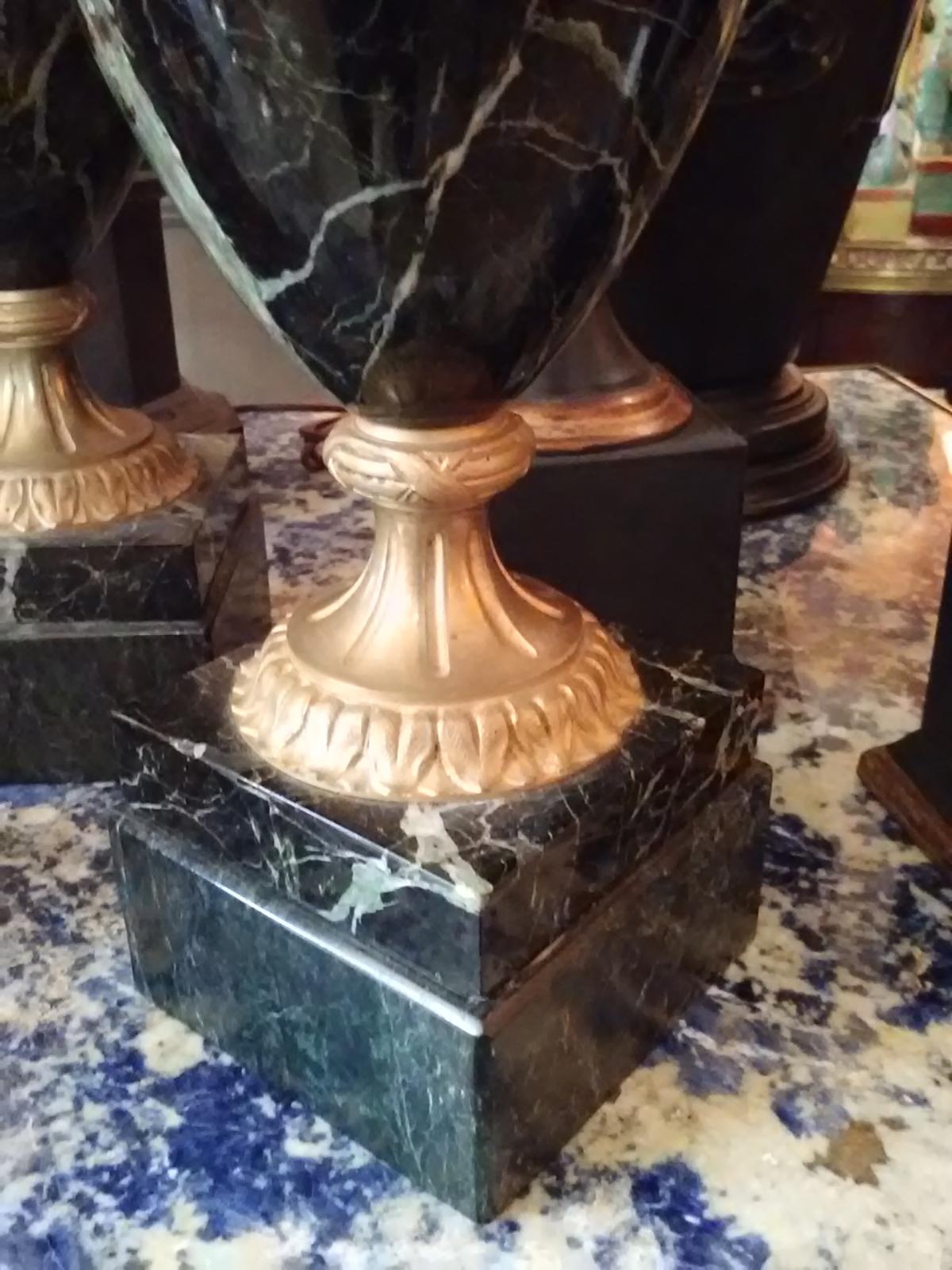 XIXe siècle Paire de cassolettes en marbre français du 19ème siècle avec montures en bronze doré