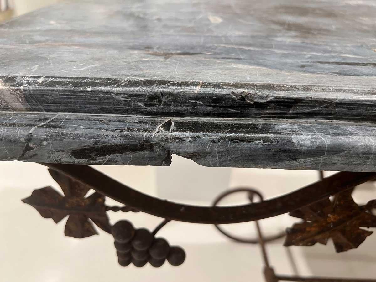 Pareja de Consolas Francesas de Hierro con Tapa de Mármol del Siglo XIX y Detalle de Uvas en venta 5