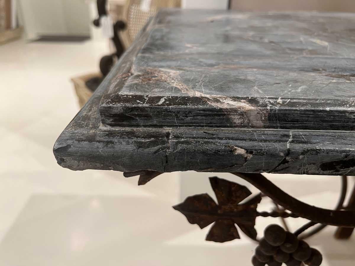 Pareja de Consolas Francesas de Hierro con Tapa de Mármol del Siglo XIX y Detalle de Uvas en venta 6