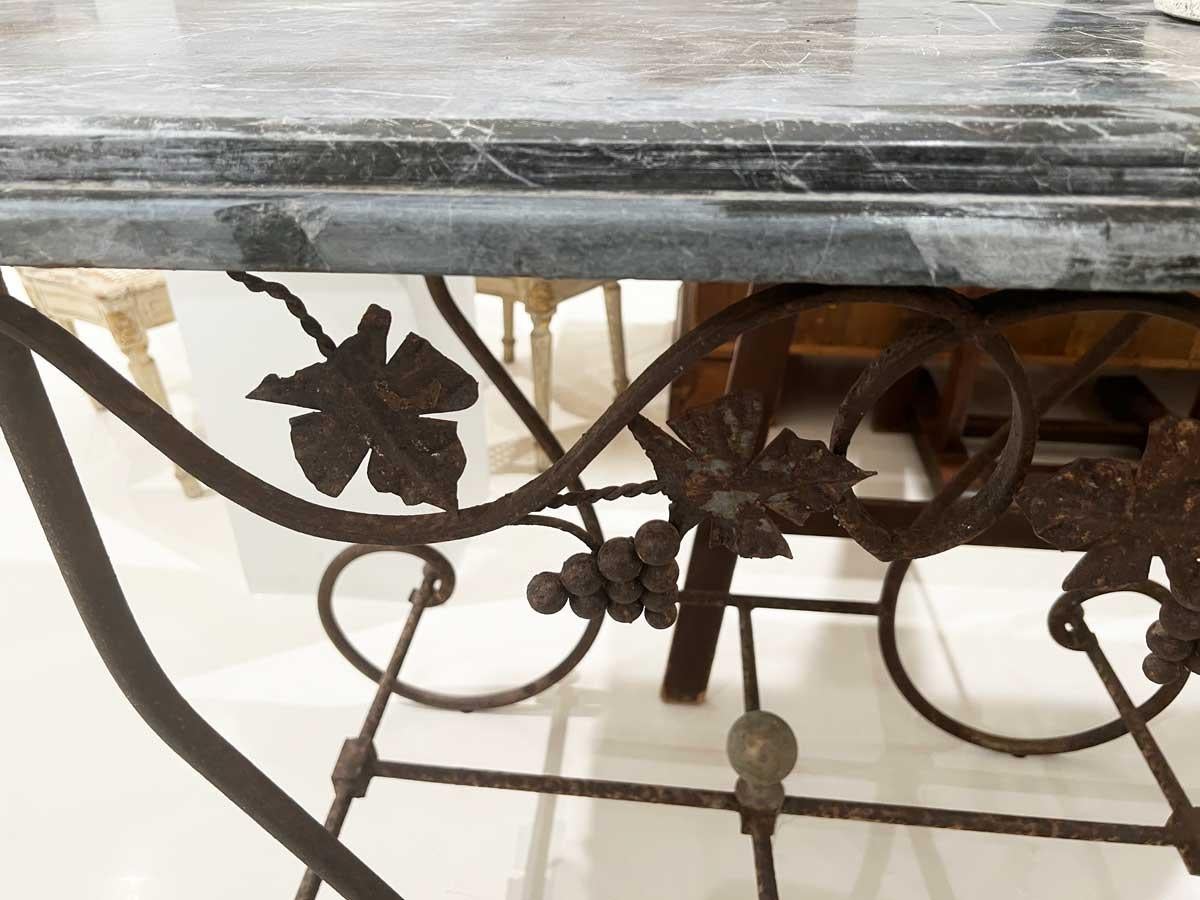 Pareja de Consolas Francesas de Hierro con Tapa de Mármol del Siglo XIX y Detalle de Uvas en venta 9
