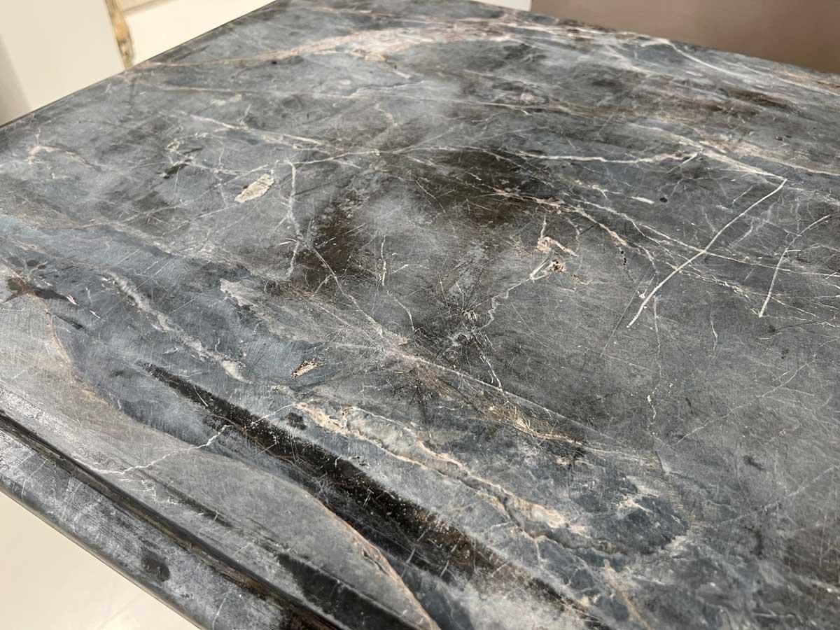 Pareja de Consolas Francesas de Hierro con Tapa de Mármol del Siglo XIX y Detalle de Uvas en venta 10