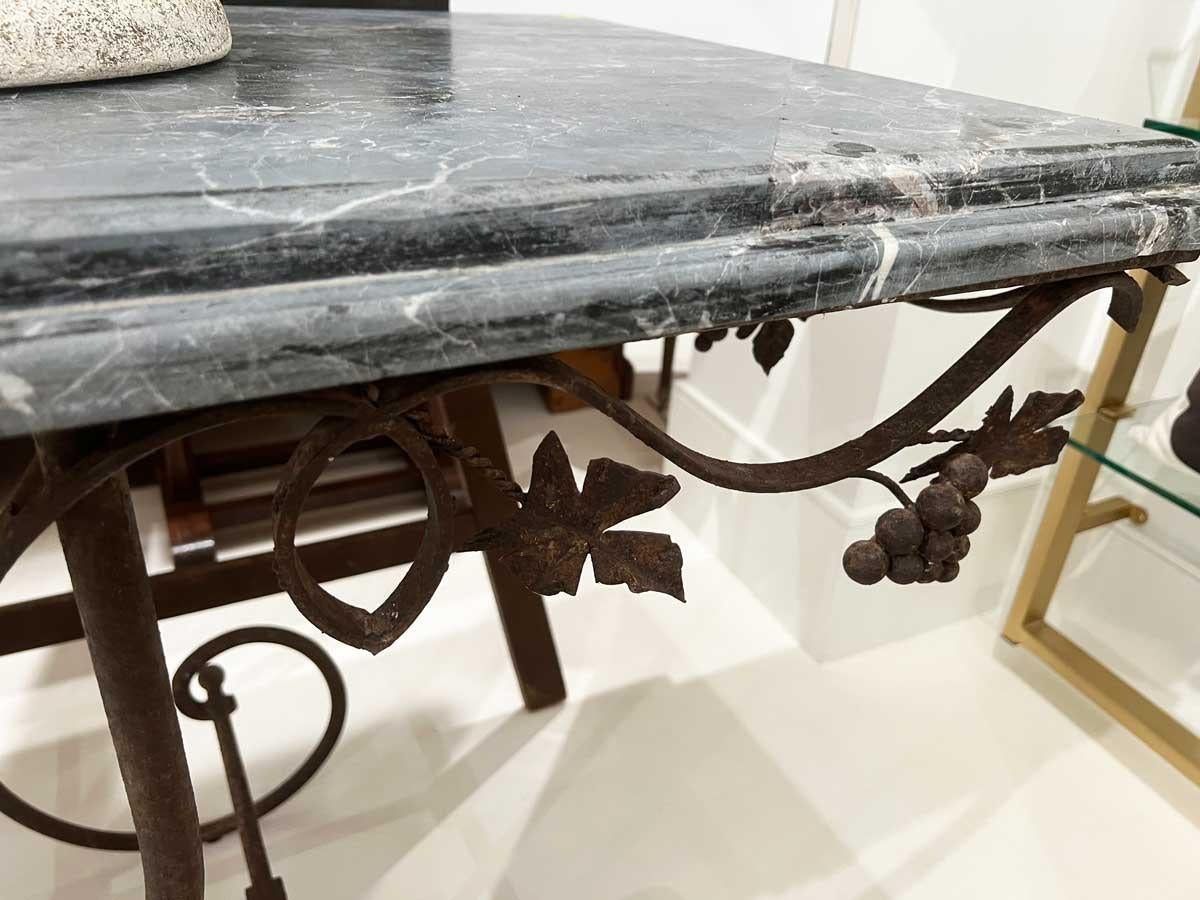 Pareja de Consolas Francesas de Hierro con Tapa de Mármol del Siglo XIX y Detalle de Uvas en venta 4