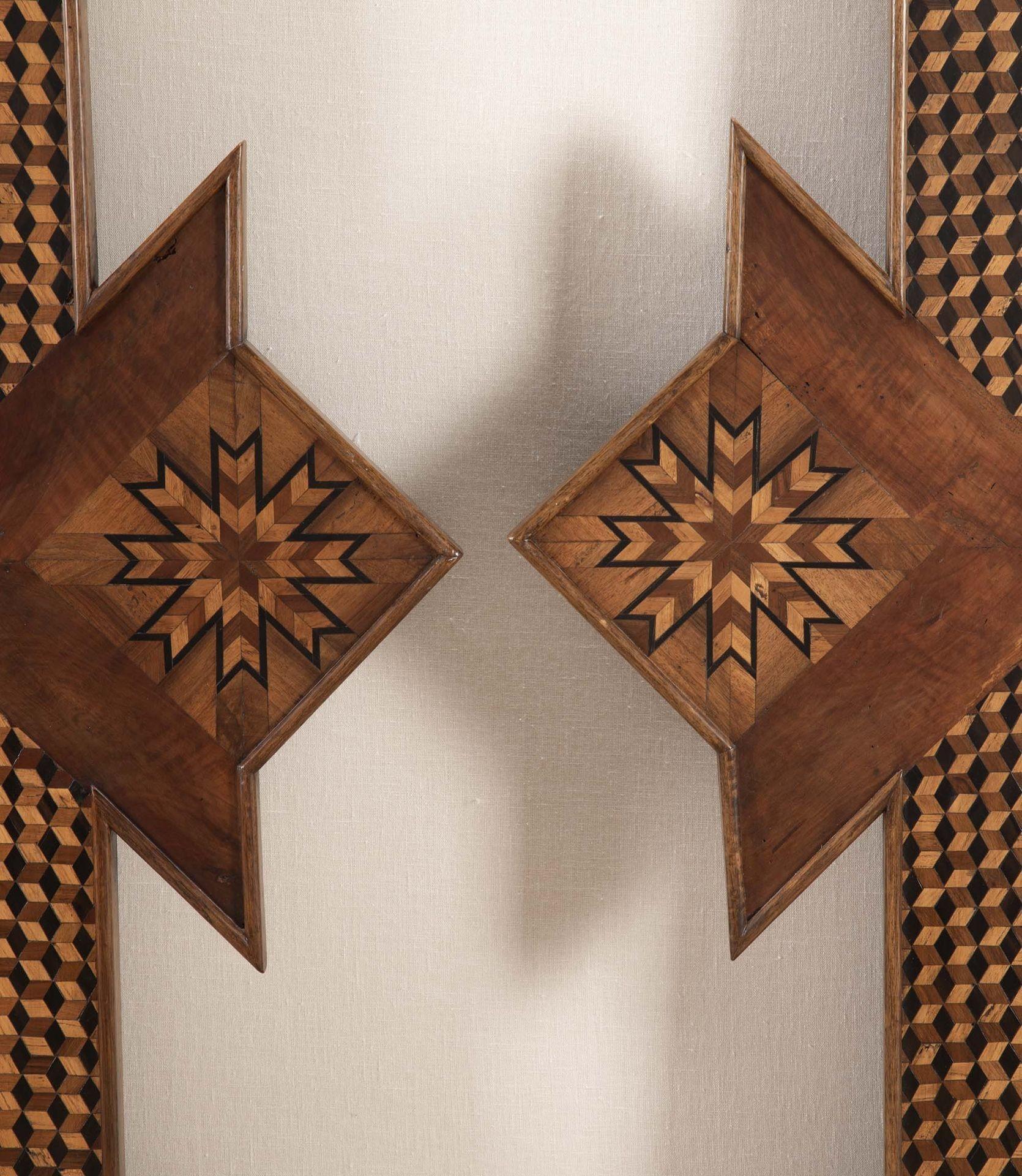 Moresco Coppia di specchi in legno intarsiato francesi del XIX secolo in vendita