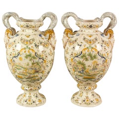 Paar französische Fayence-Vasen im Moustiers-Stil aus dem 19. Jahrhundert mit mythologischen Balustern
