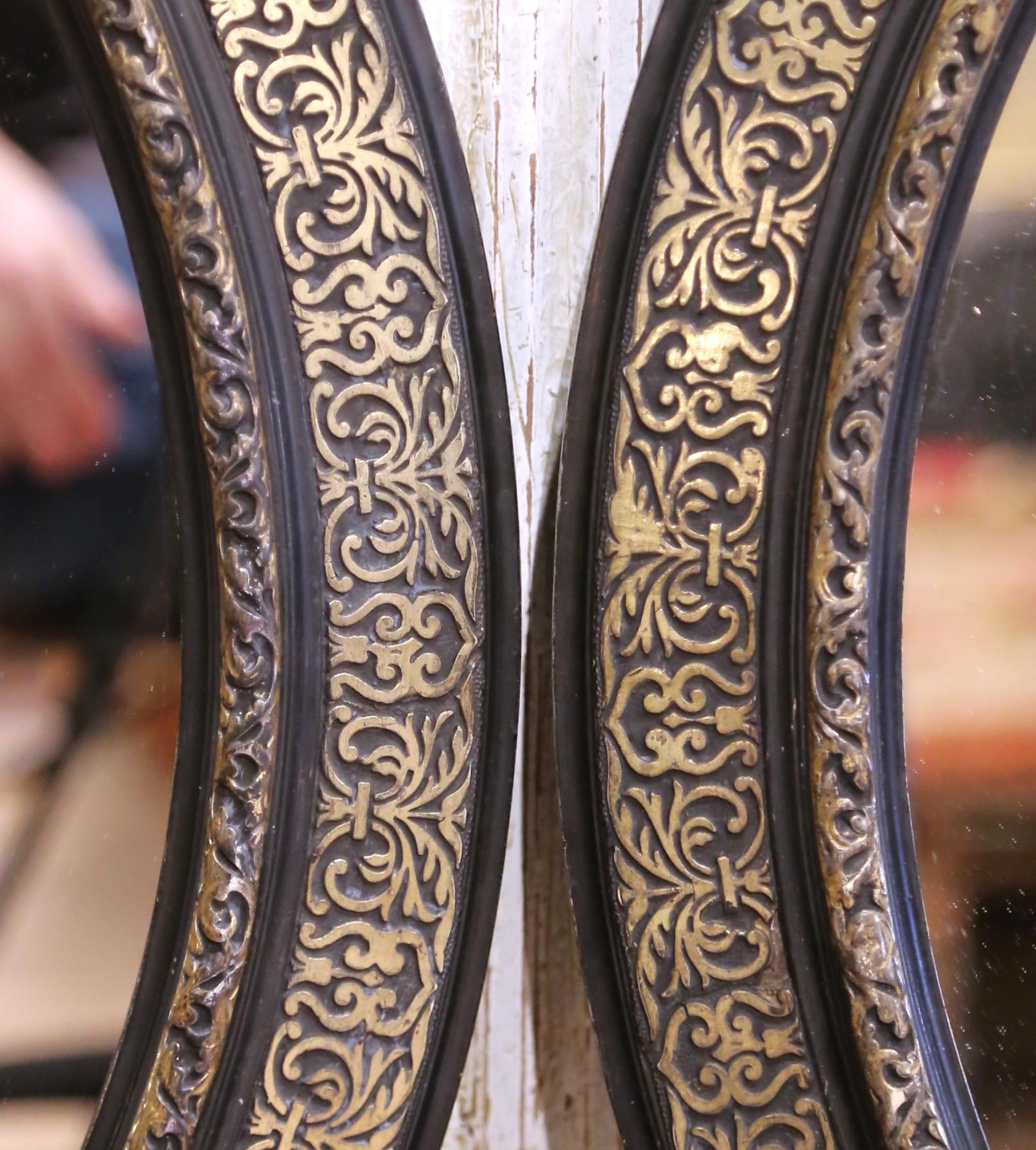 Fait main Paire de miroirs muraux ovales noirs et dorés Napoléon III du XIXe siècle en vente