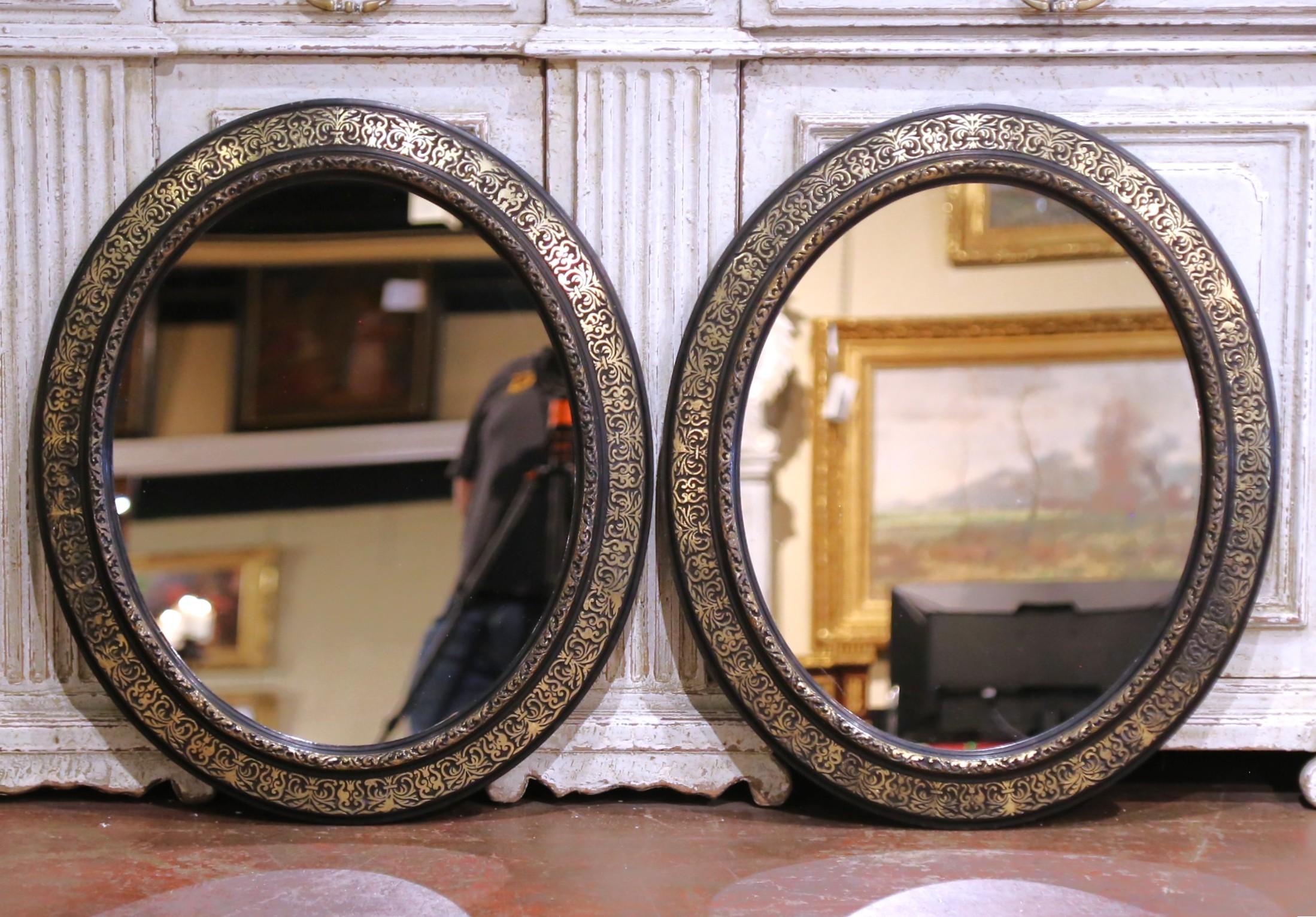 Paire de miroirs muraux ovales noirs et dorés Napoléon III du XIXe siècle Excellent état - En vente à Dallas, TX