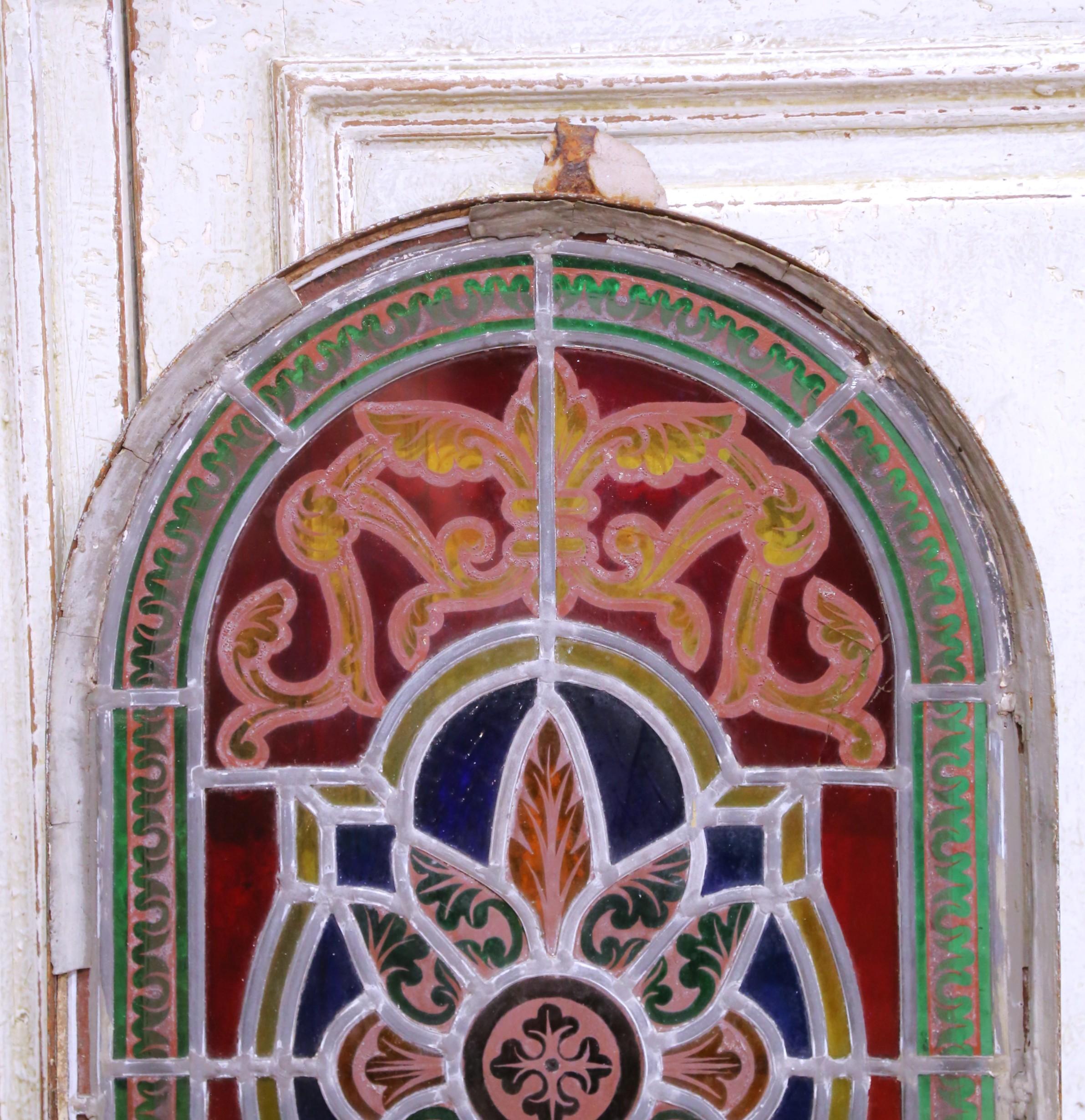 Fatto a mano Coppia di vetrate dipinte e colorate francesi del XIX secolo di Napoleone III in vendita