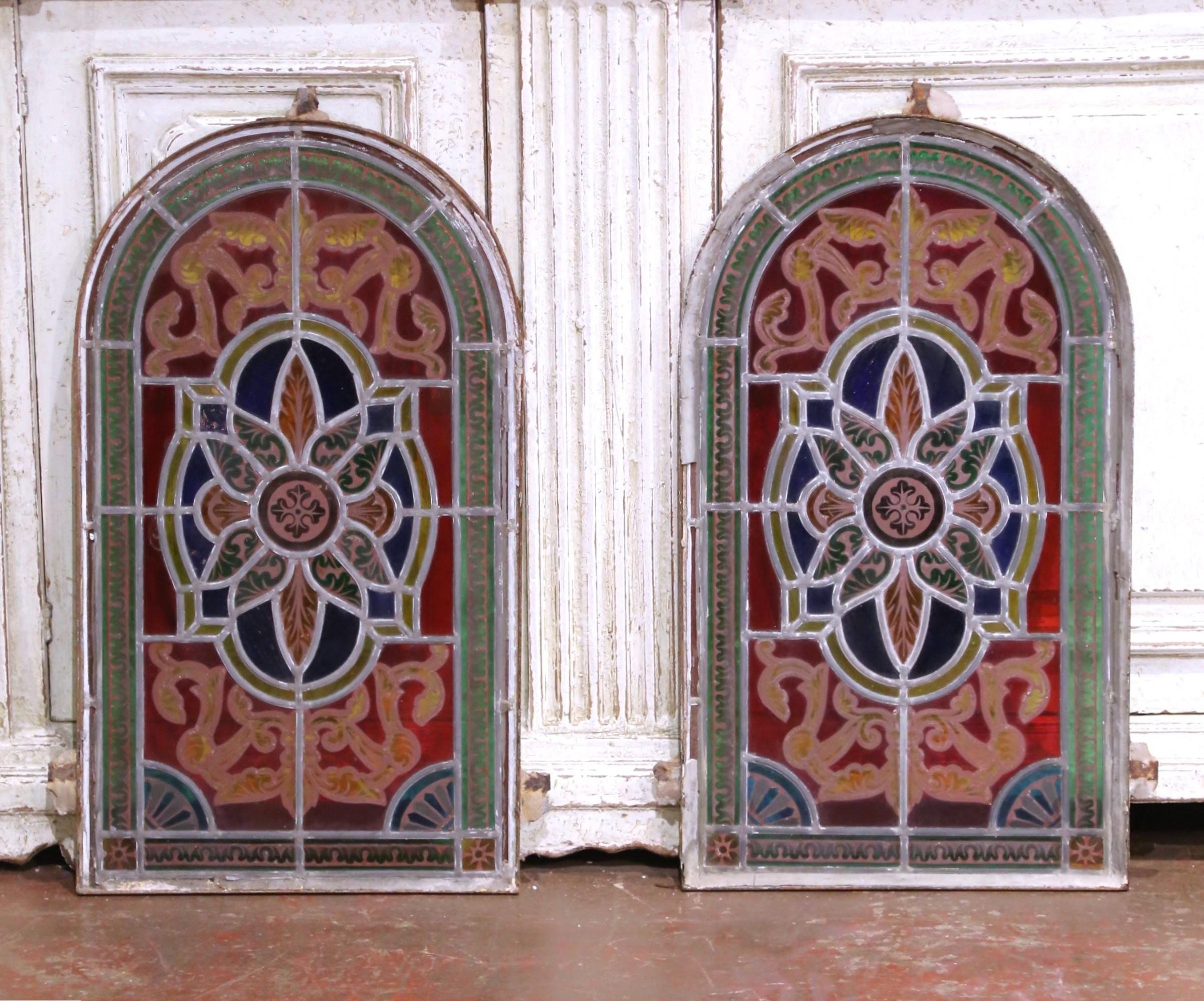 Coppia di vetrate dipinte e colorate francesi del XIX secolo di Napoleone III In condizioni ottime in vendita a Dallas, TX