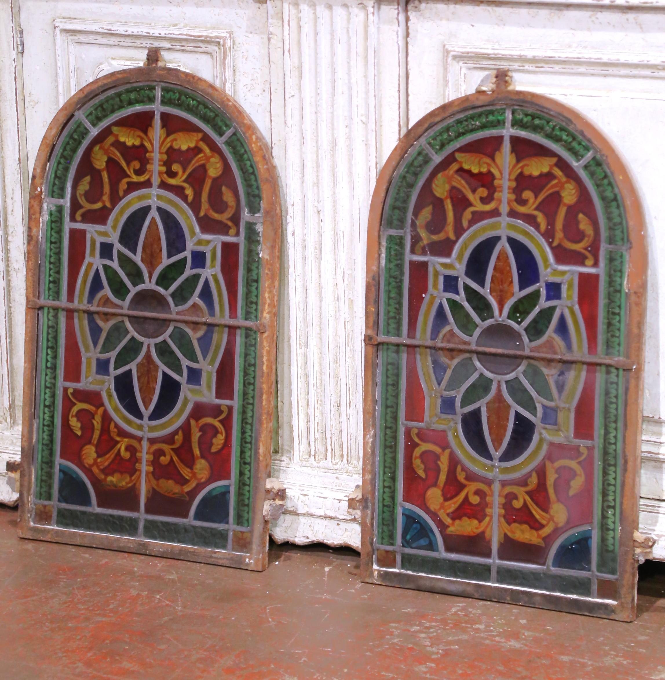 Coppia di vetrate dipinte e colorate francesi del XIX secolo di Napoleone III in vendita 3