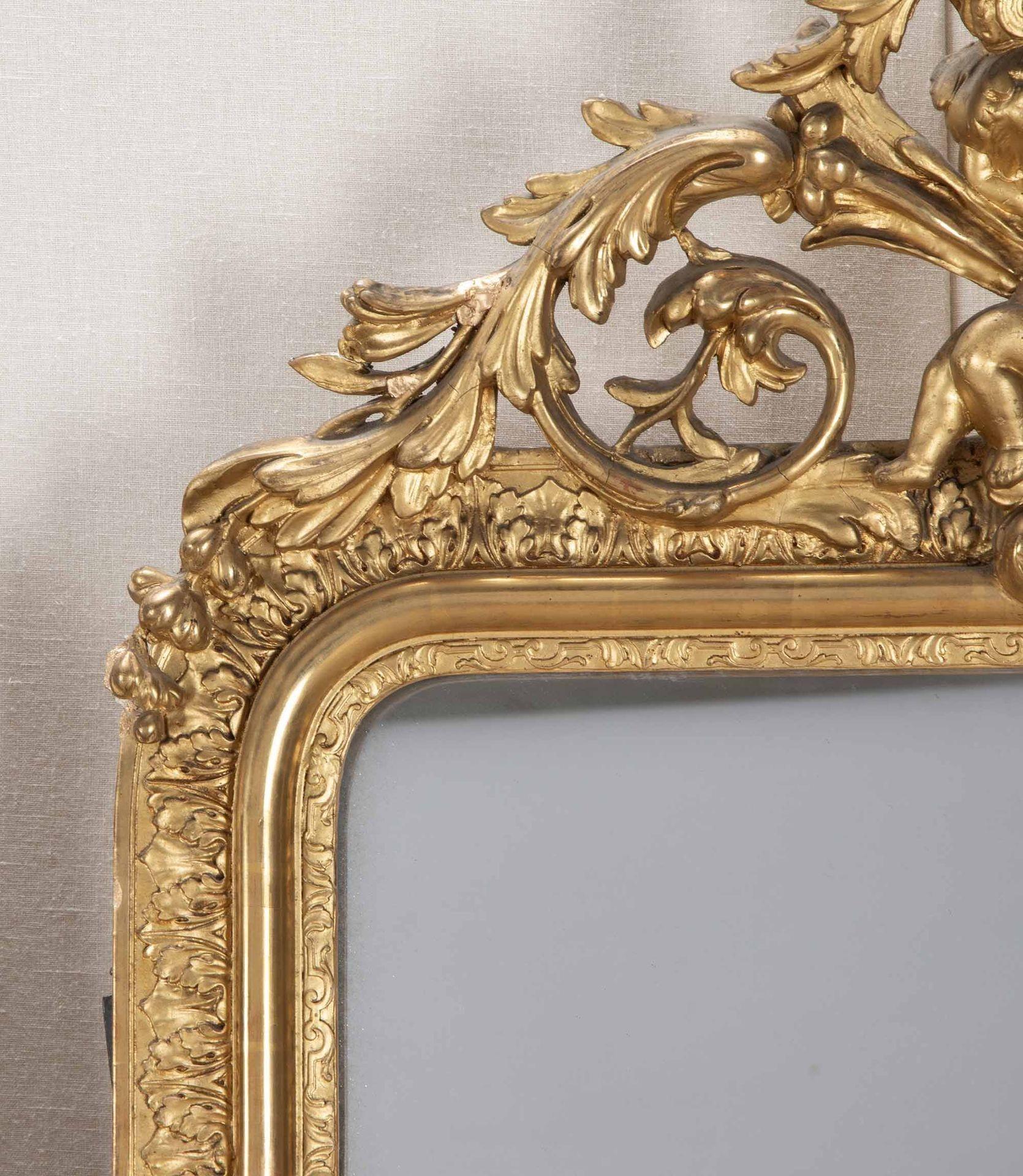 Pareja de espejos de repisa franceses dorados de finales del siglo XIX. Estilo neoclásico con decoración de querubines en la corona. Alrededor de 1880.