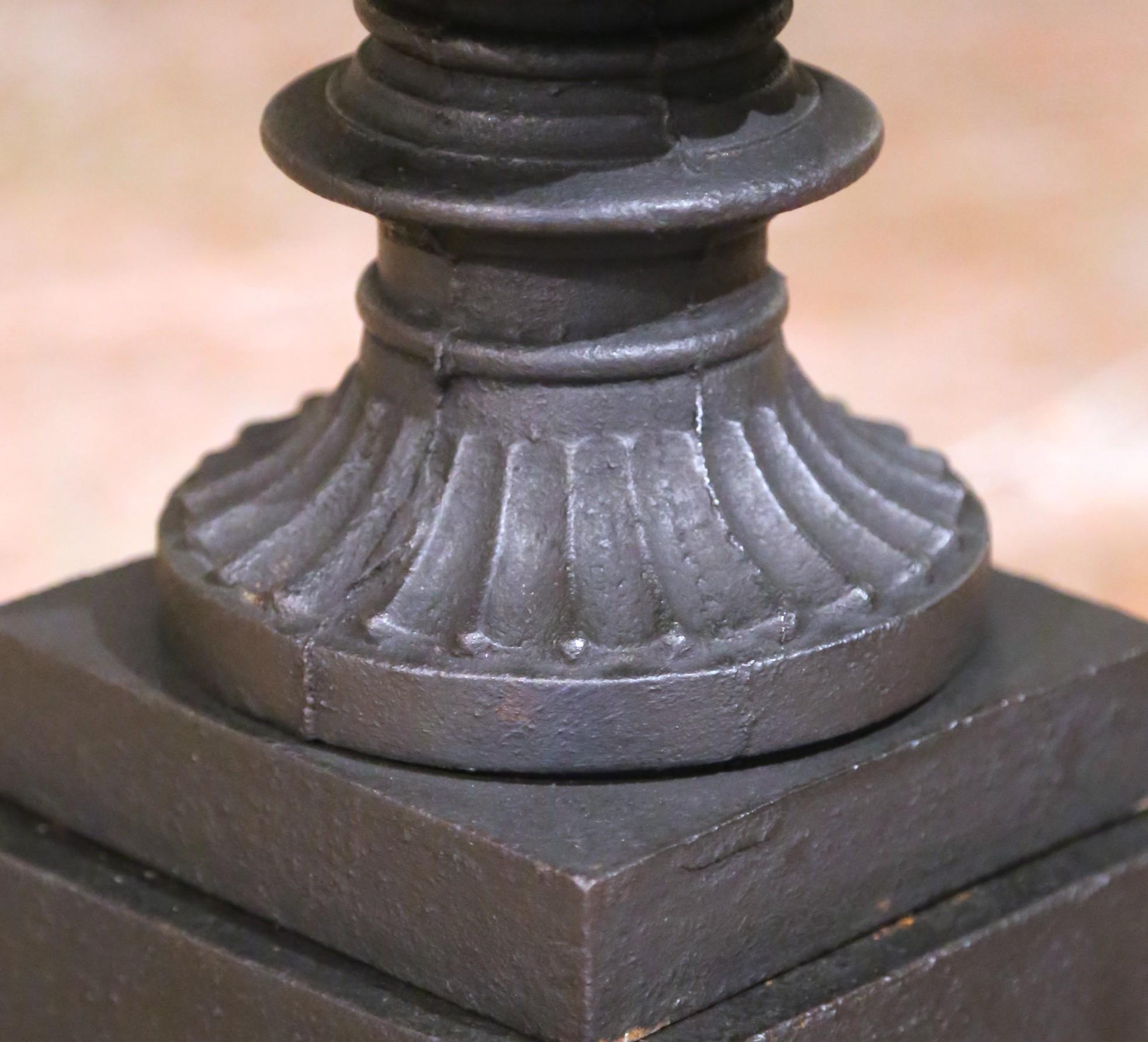 Coppia di urne in ghisa neoclassiche francesi del XIX secolo con base a plinto in vendita 4