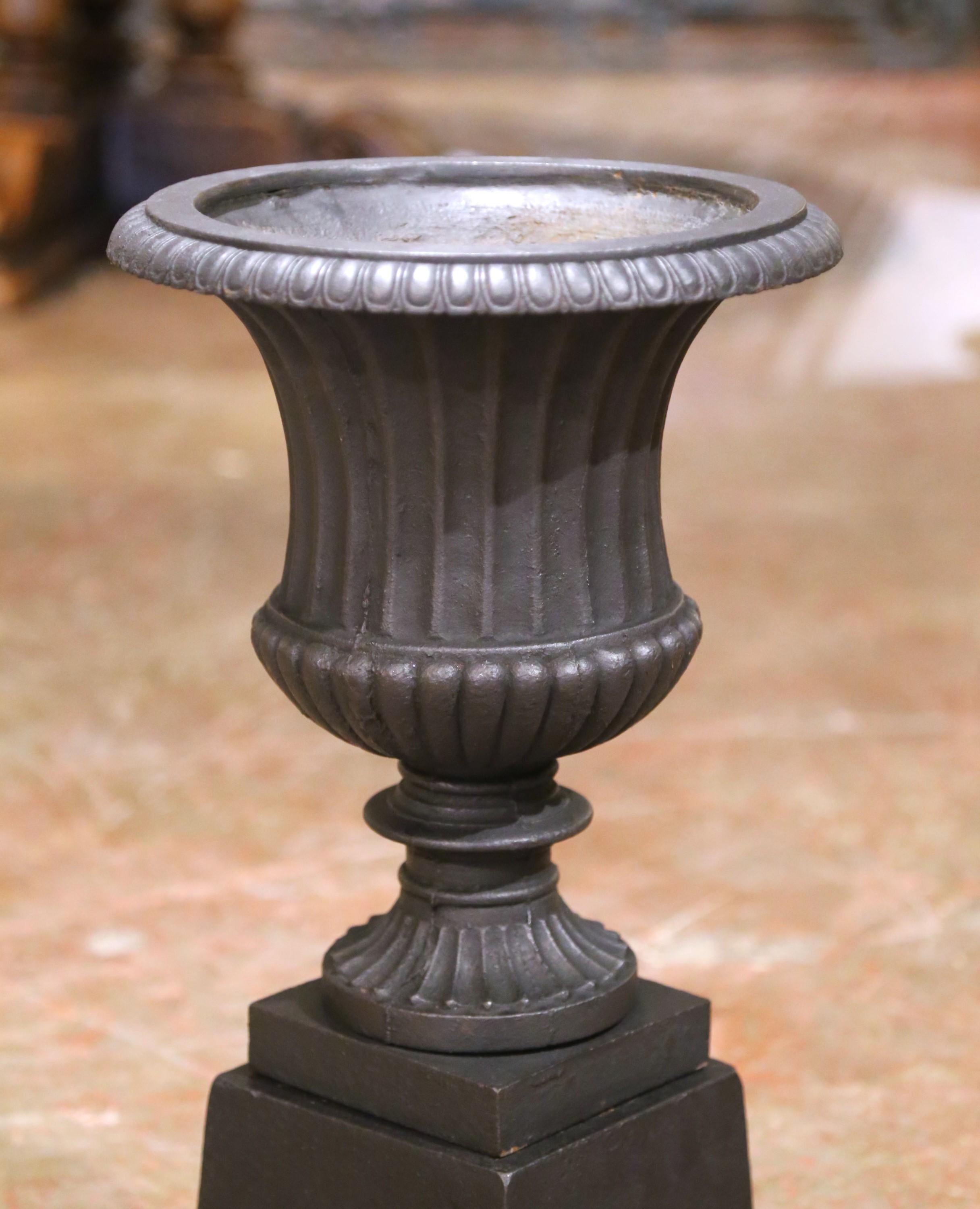 Coppia di urne in ghisa neoclassiche francesi del XIX secolo con base a plinto In condizioni ottime in vendita a Dallas, TX