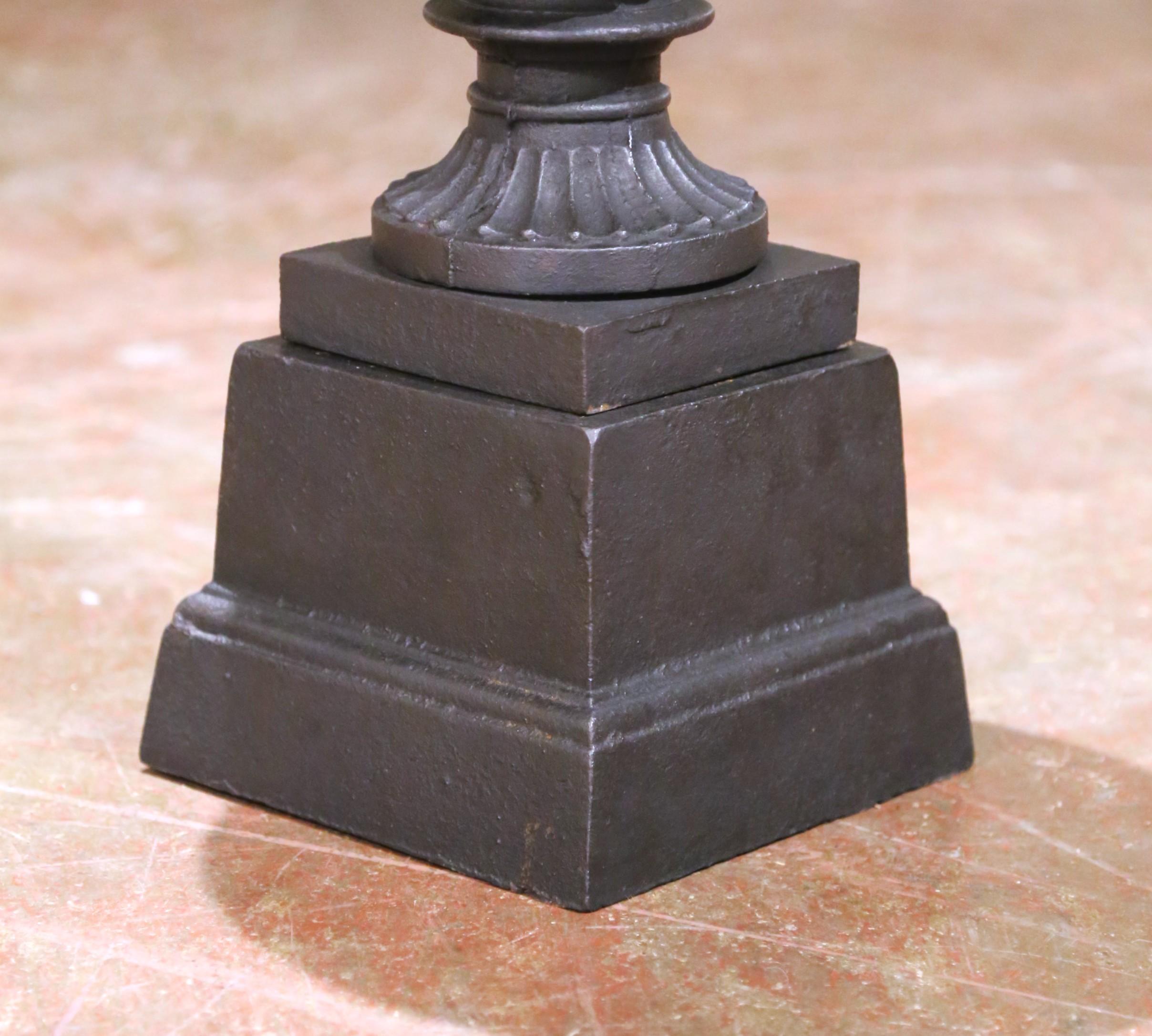 Ferro Coppia di urne in ghisa neoclassiche francesi del XIX secolo con base a plinto in vendita