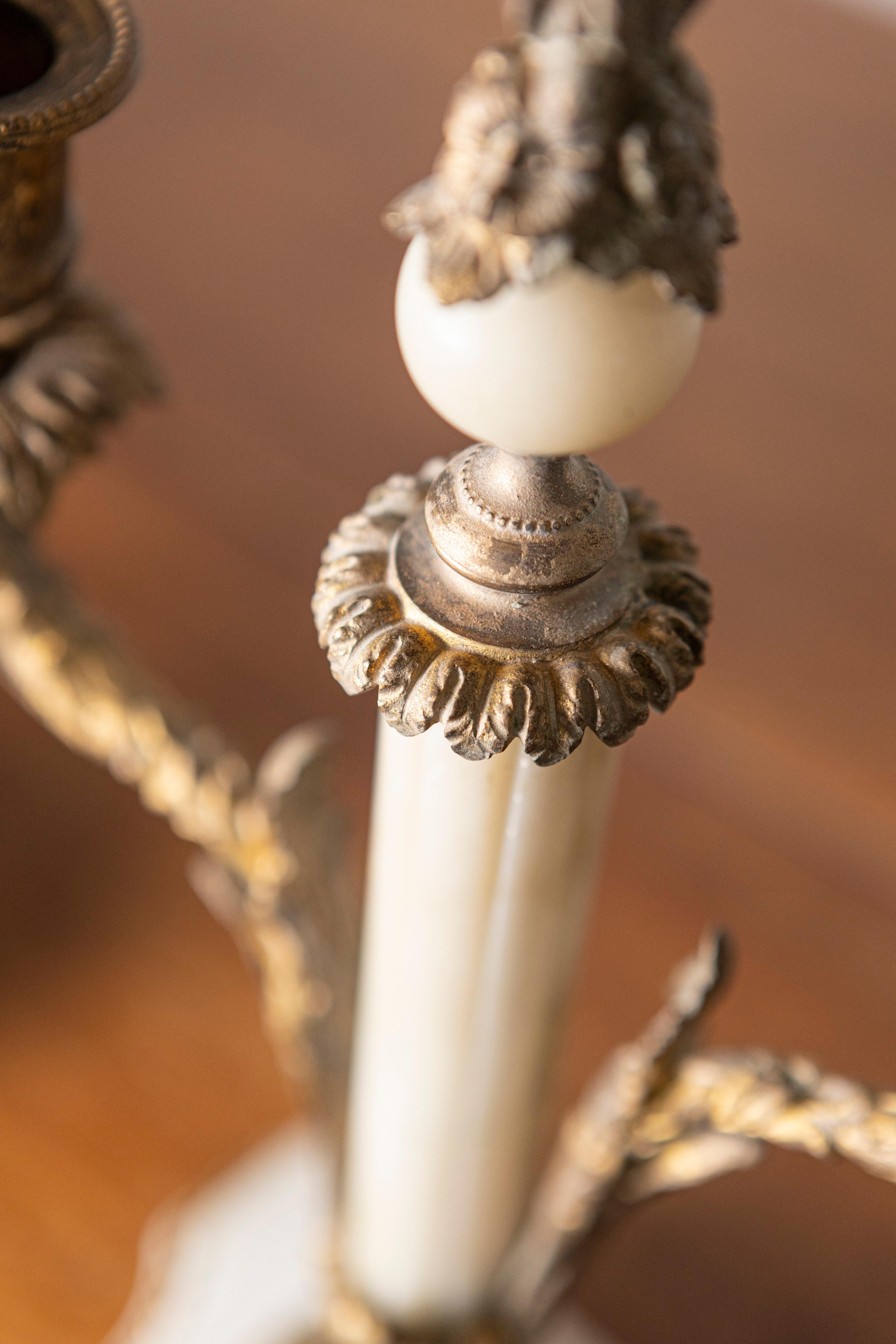 Dorato Coppia di candelabri neoclassici francesi del XIX secolo in marmo e bronzo dorato in vendita