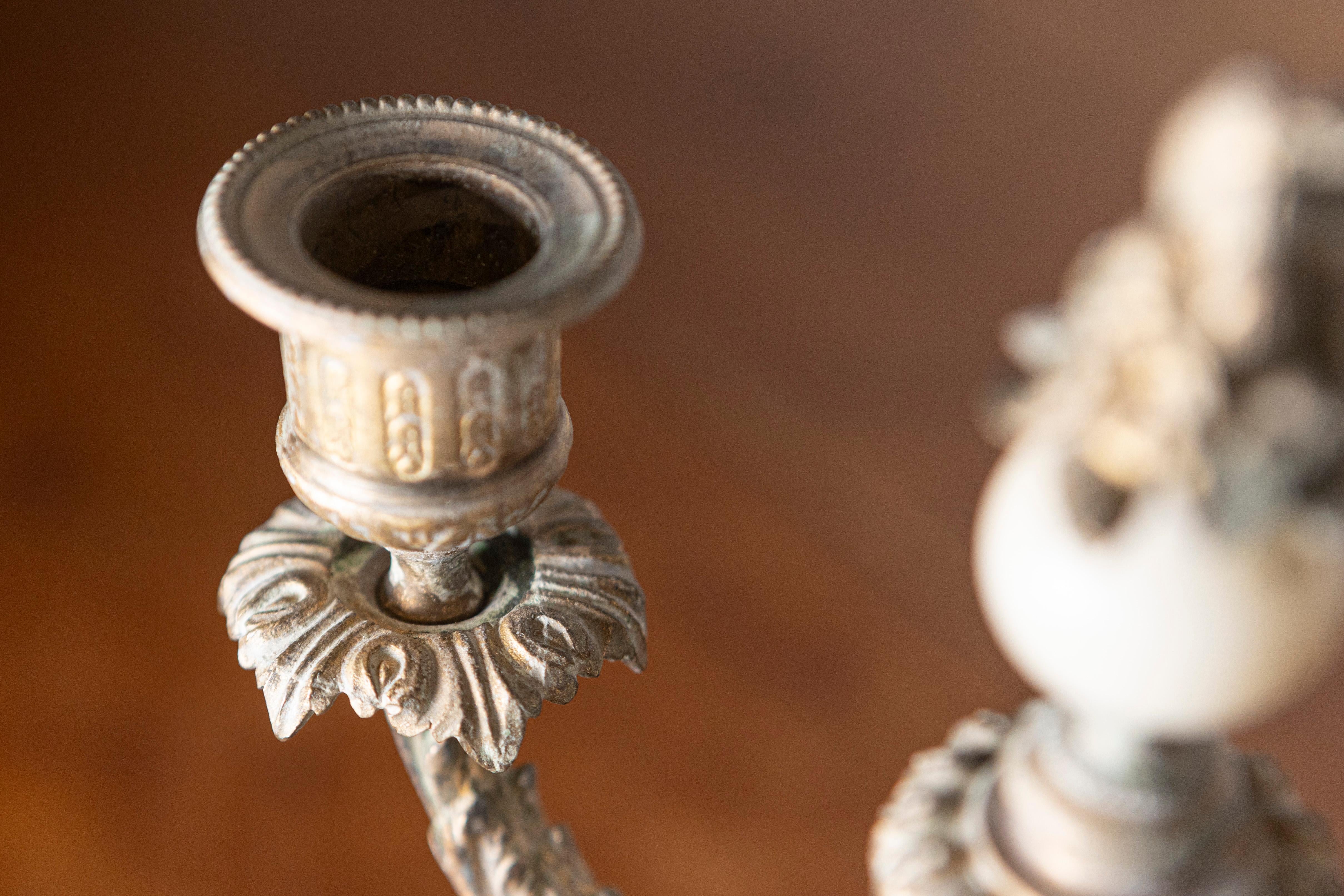 Coppia di candelabri neoclassici francesi del XIX secolo in marmo e bronzo dorato In condizioni buone in vendita a Atlanta, GA