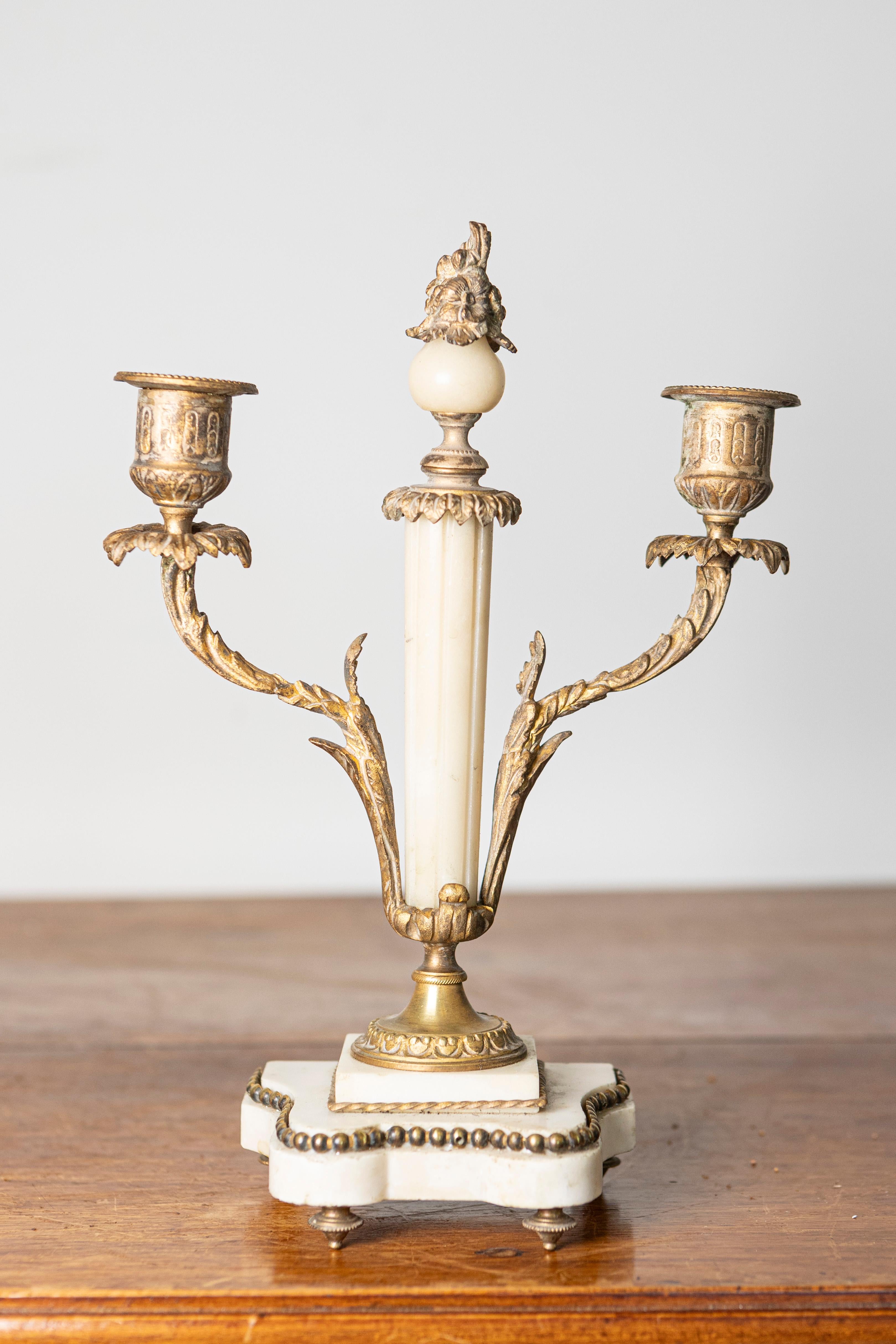 Bronzo Coppia di candelabri neoclassici francesi del XIX secolo in marmo e bronzo dorato in vendita