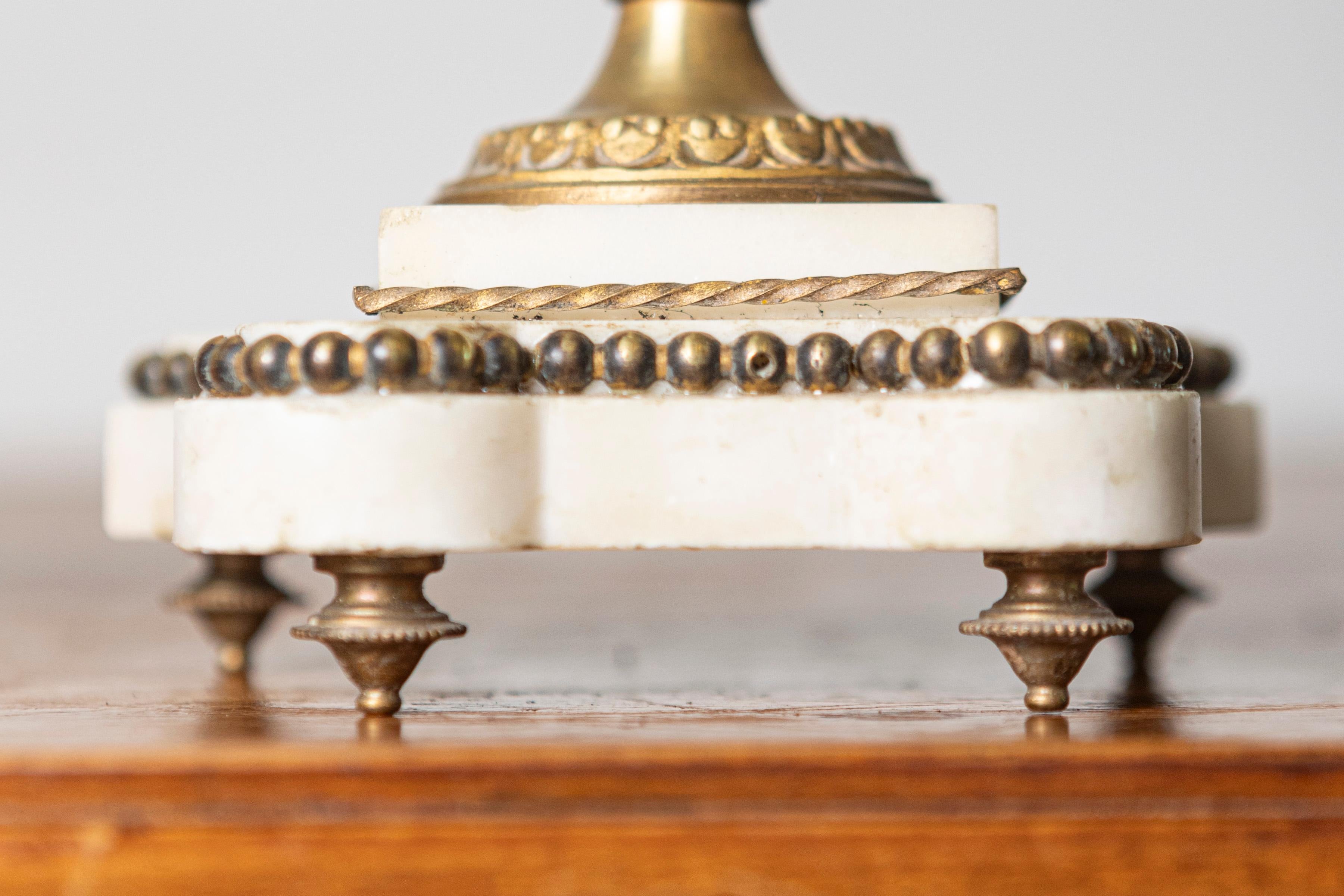 Coppia di candelabri neoclassici francesi del XIX secolo in marmo e bronzo dorato in vendita 1