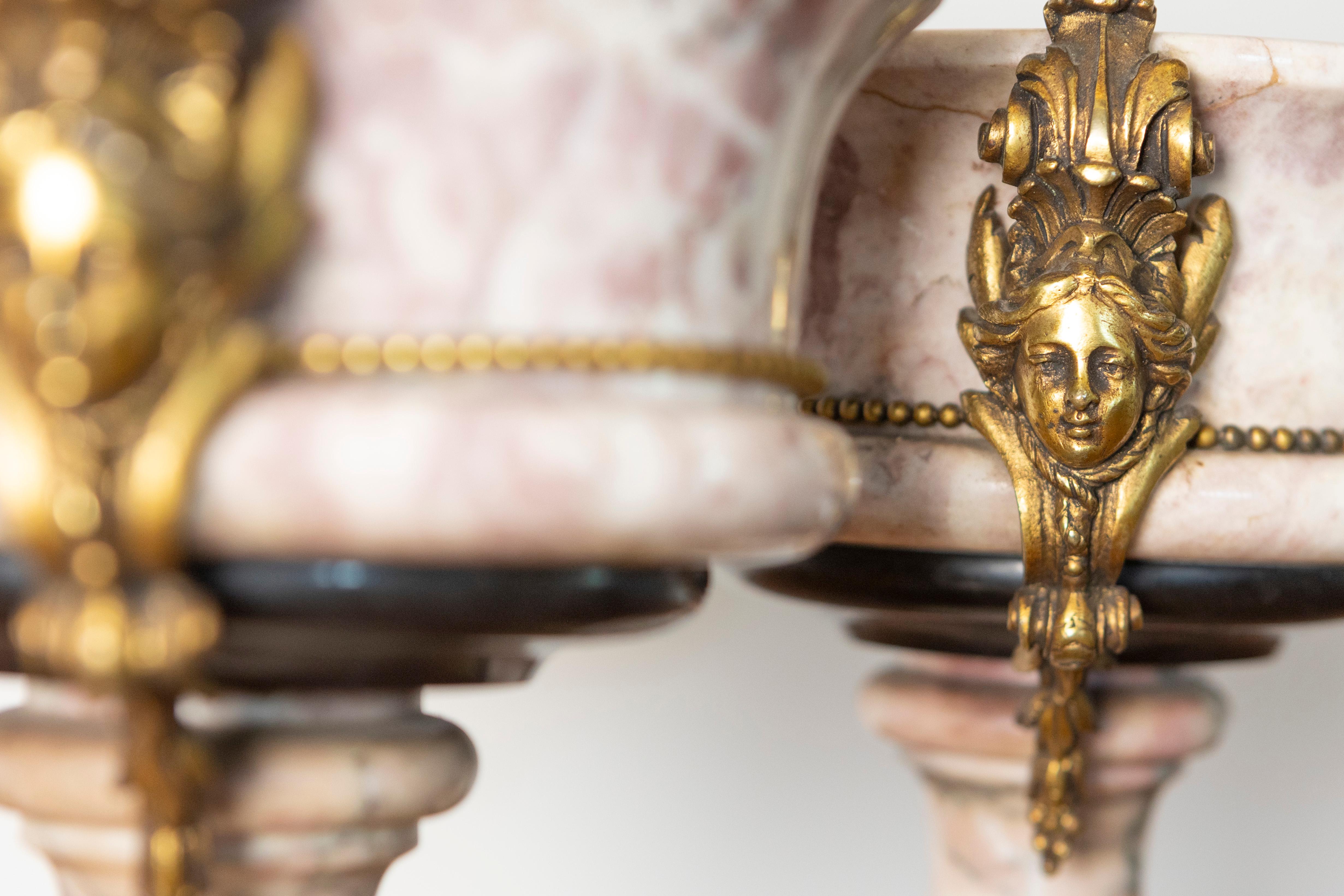 Coppia di urne neoclassiche francesi del XIX secolo in marmo e bronzo dorato in vendita 4