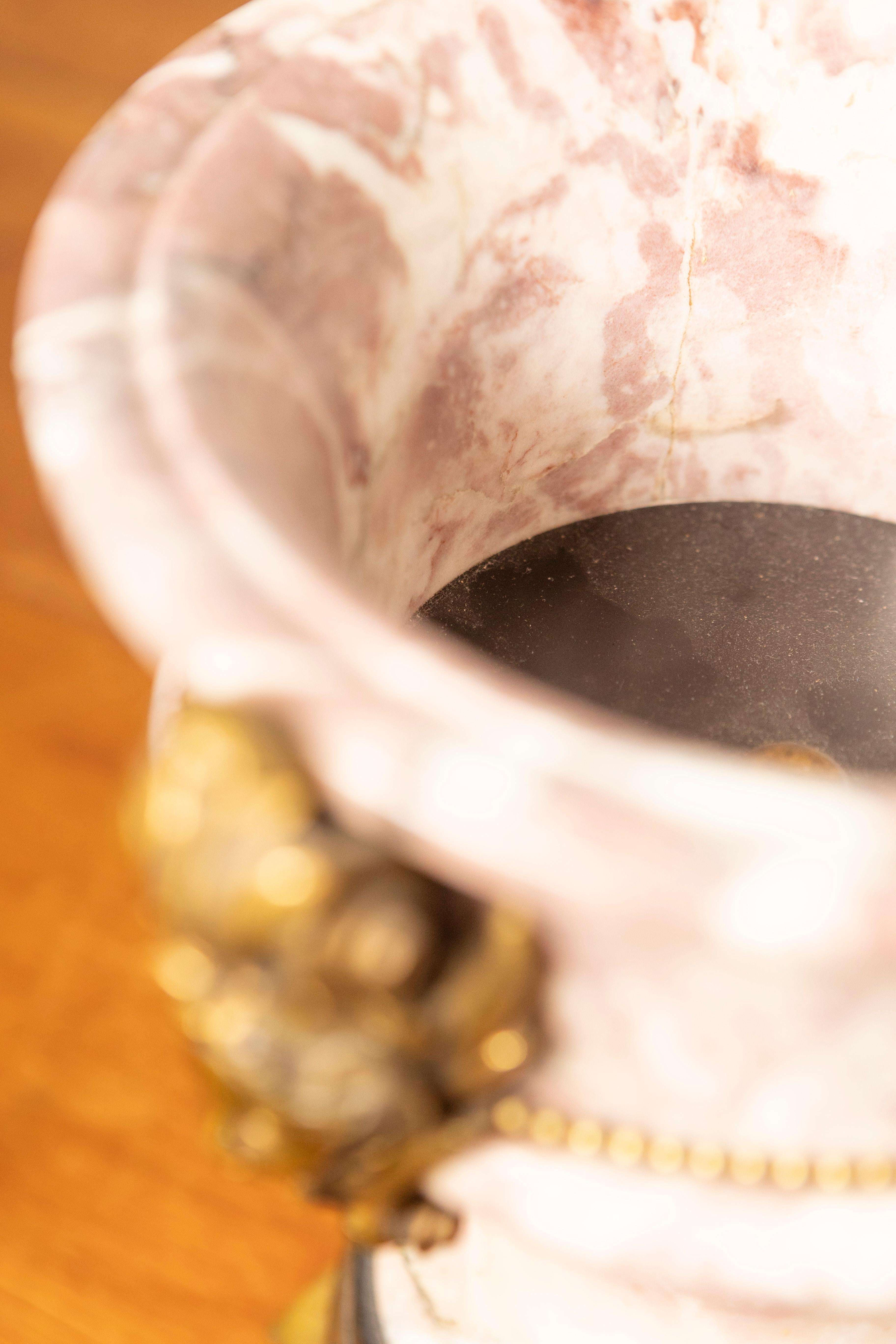 Coppia di urne neoclassiche francesi del XIX secolo in marmo e bronzo dorato in vendita 6
