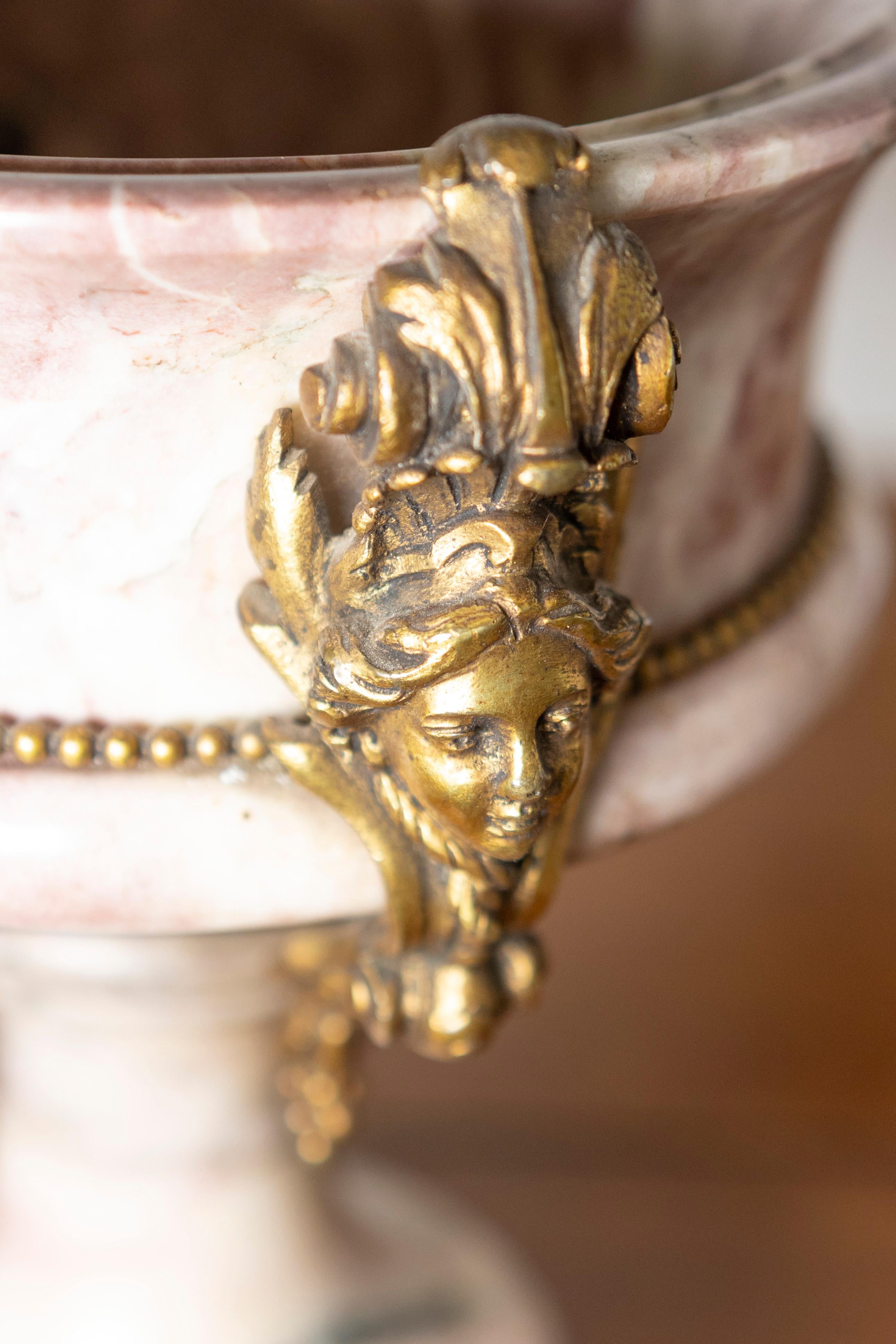 Dorato Coppia di urne neoclassiche francesi del XIX secolo in marmo e bronzo dorato in vendita